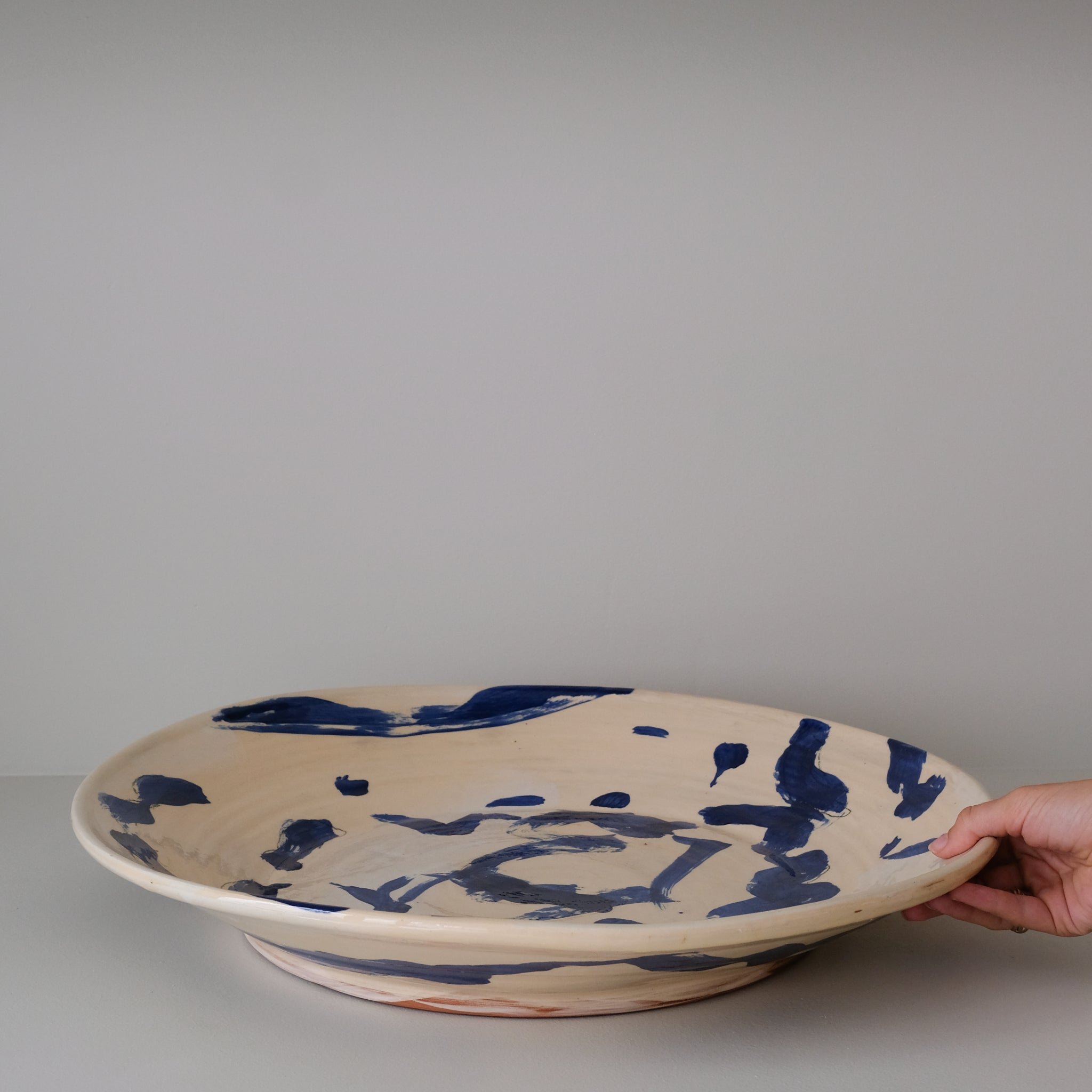 Plat 02 en faïence rouge D 48cm - Multicolore d'Héloise Bariol chez Brutal Ceramics