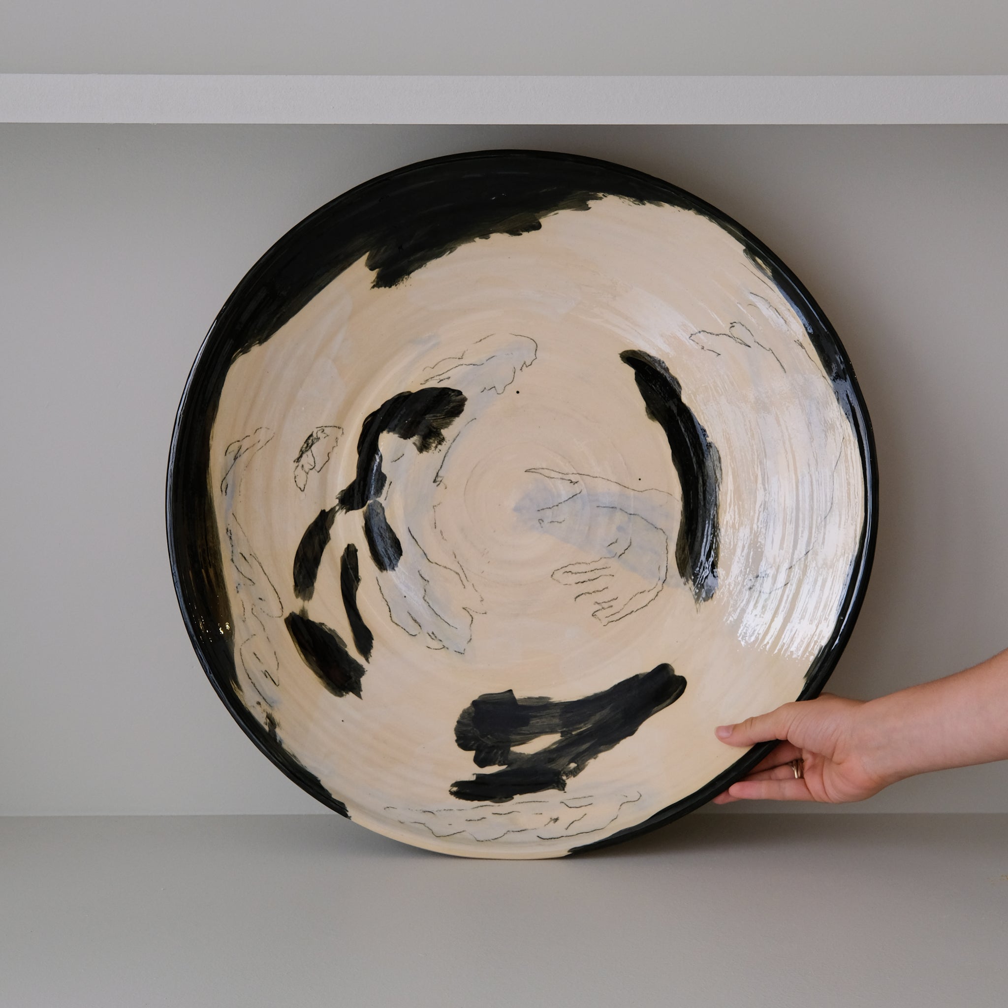 Plat 01 en faïence rouge D 48cm - Multicolore d'Héloise Bariol chez Brutal Ceramics