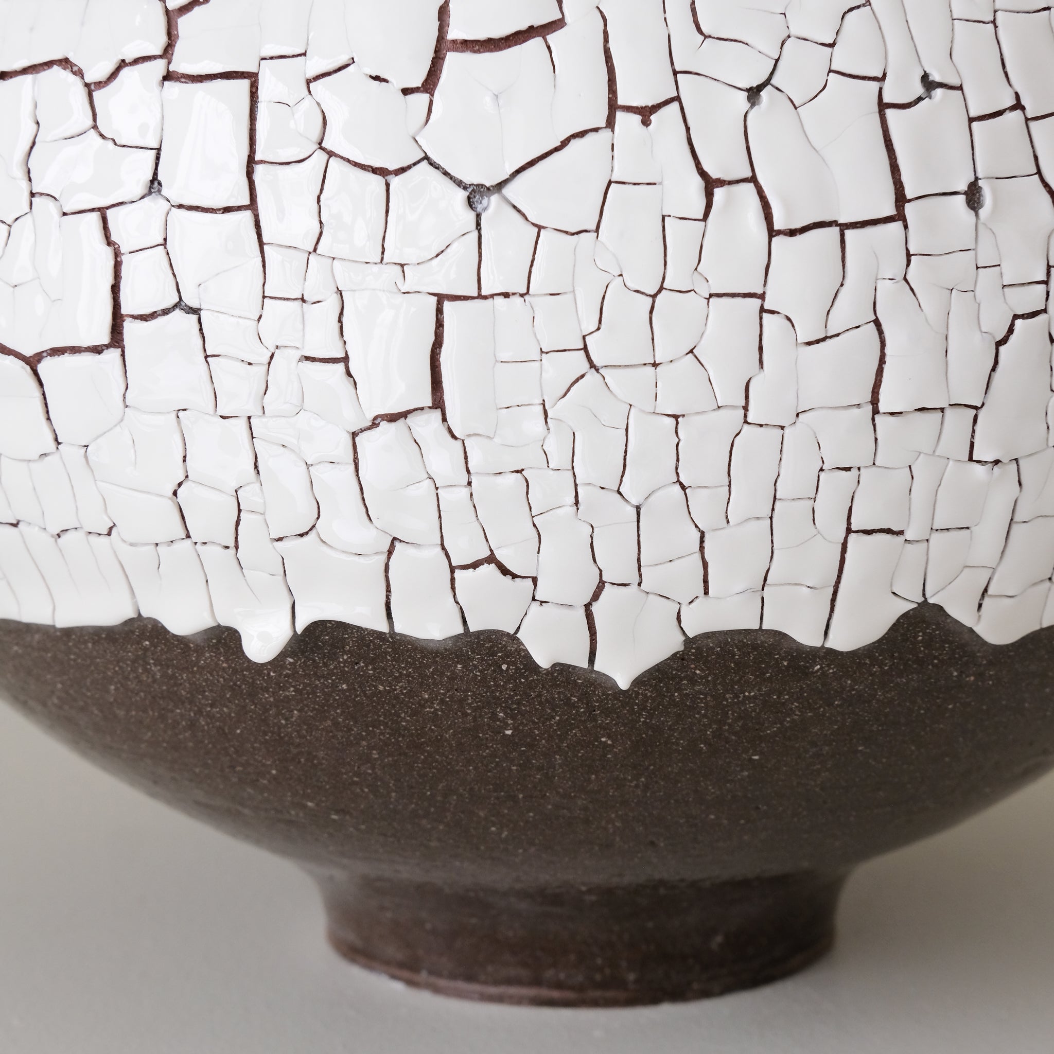 Vase L en terre du fuilet H 24cm - blanc et gris de Ambre Hervo chez Brutal Ceramics