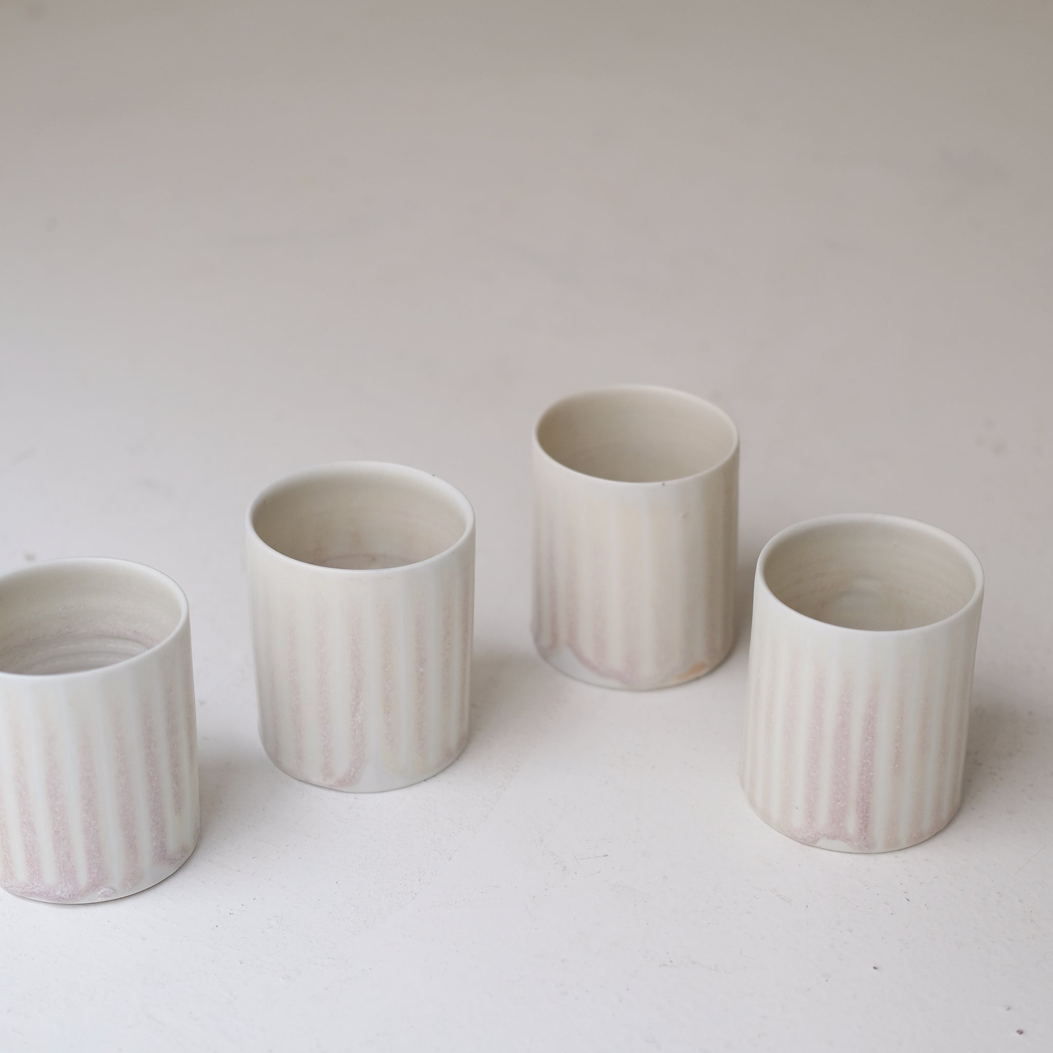 Tasse en porcelaine 230 ml cuisson feu - lila 01 de Ambre Hervo chez Brutal Ceramics