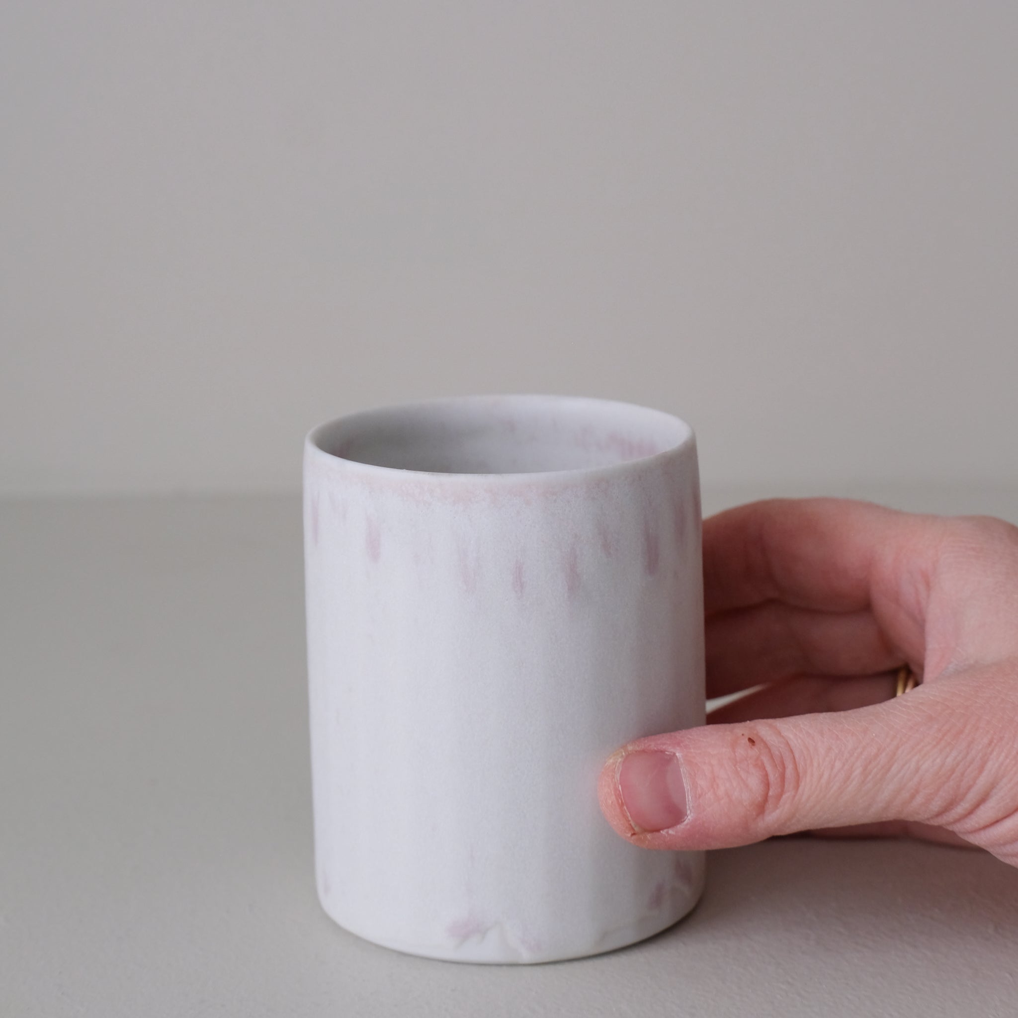 Tasse en porcelaine 230 ml cuisson feu - lila 02 de Ambre Hervo chez Brutal Ceramics