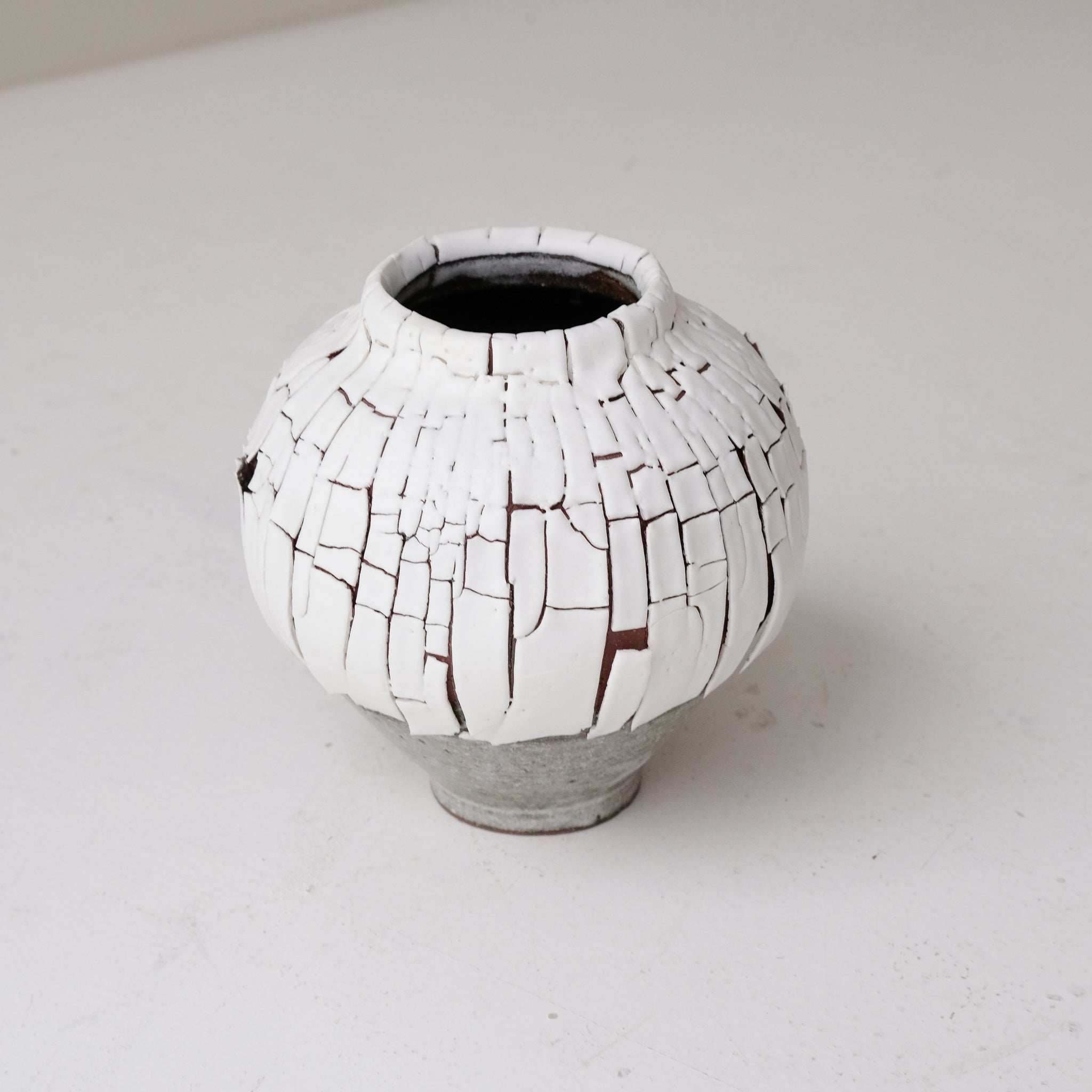 Vase S en terre du fuilet H 15cm - blanc et gris de Ambre Hervo chez Brutal