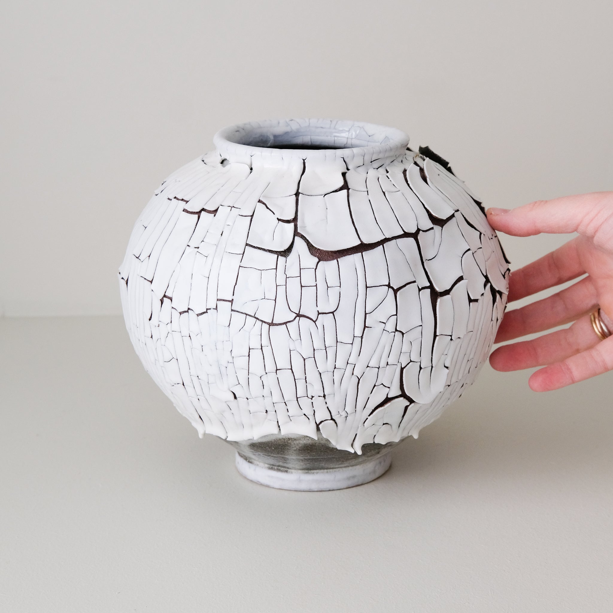Vase M en terre du fuilet H 21cm - blanc et gris de Ambre Hervo chez Brutal Ceramics