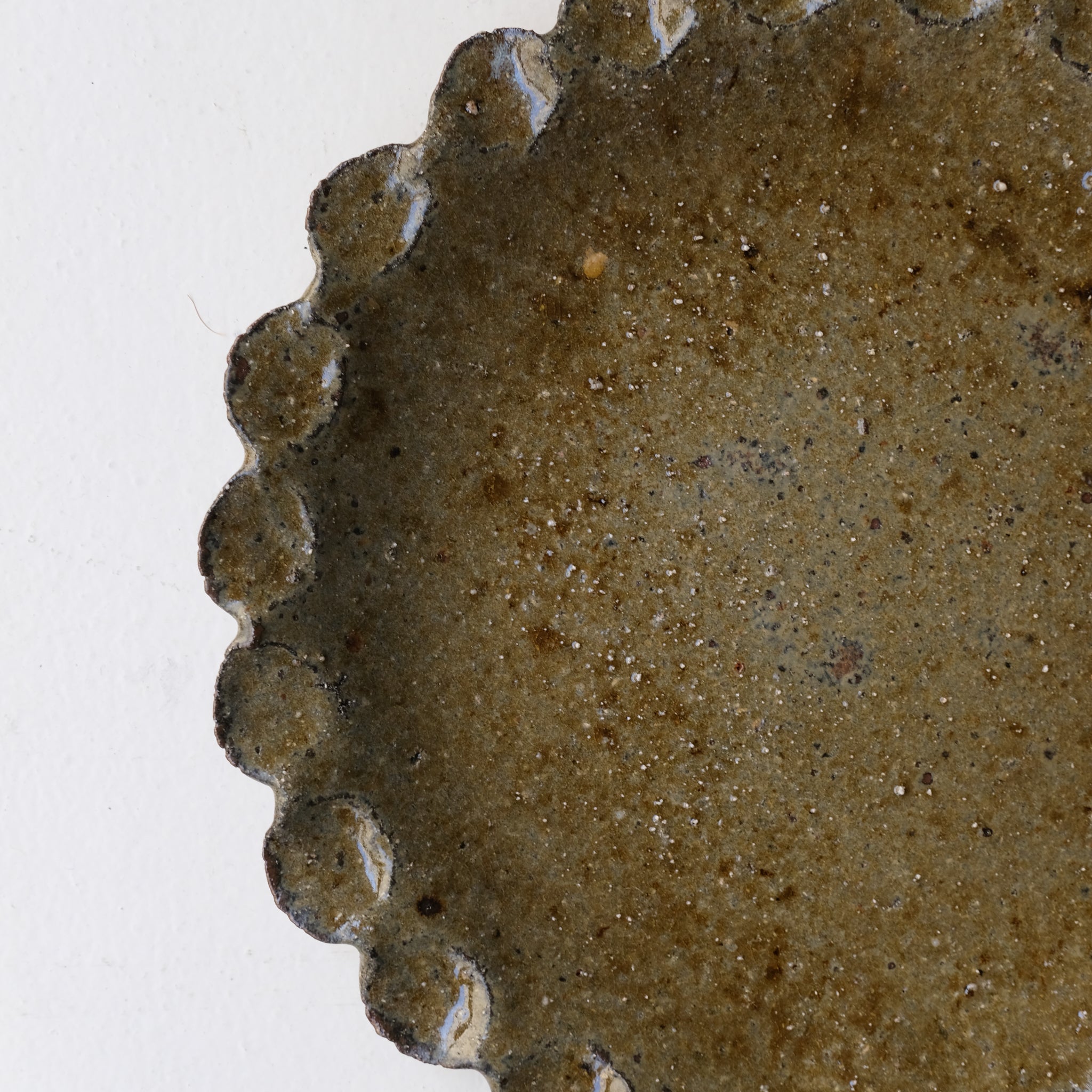 Plat en terre recoltée D 32cm - vert de Potry chez Brutal Ceramics