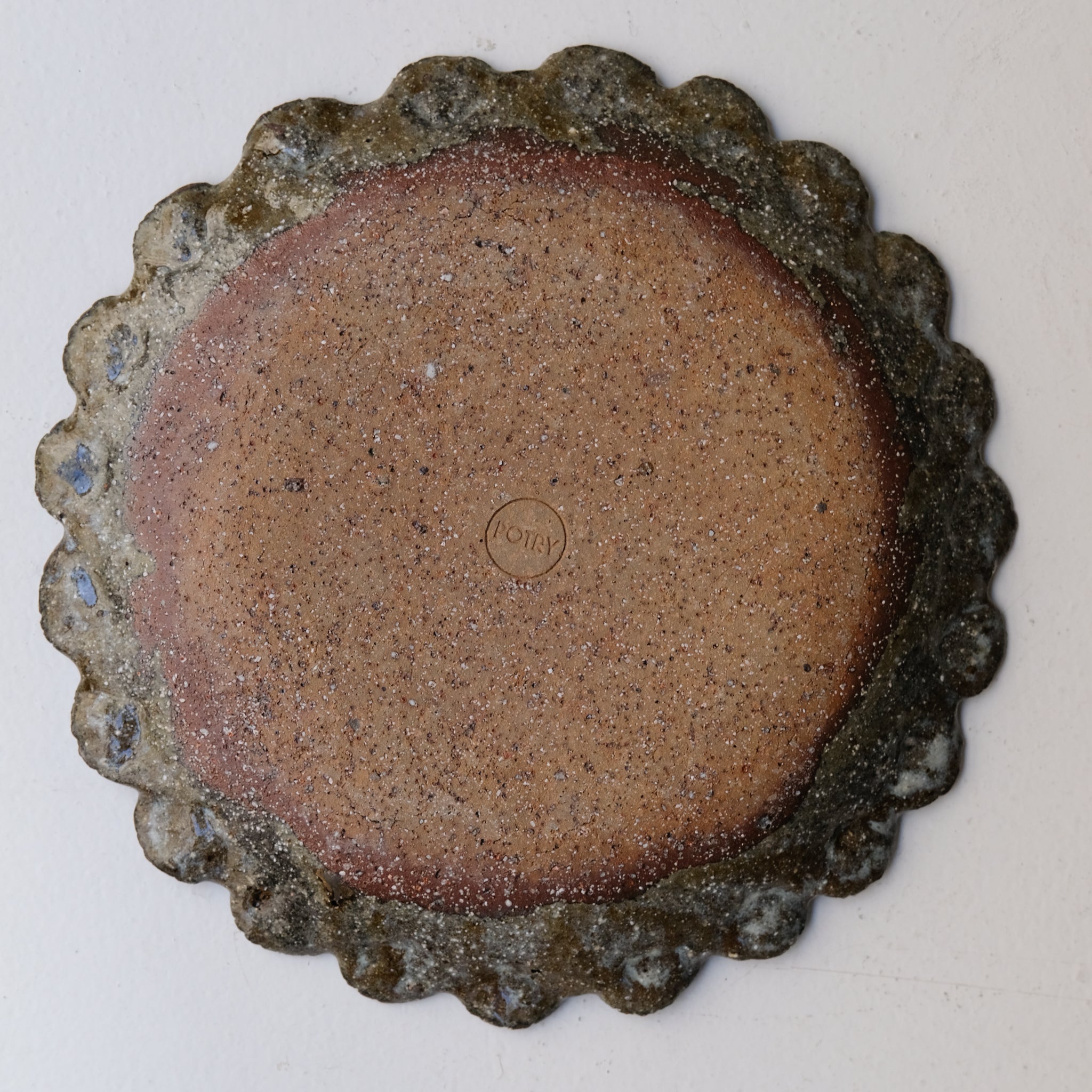 Plat en terre recoltée D 32cm - vert de Potry chez Brutal Ceramics