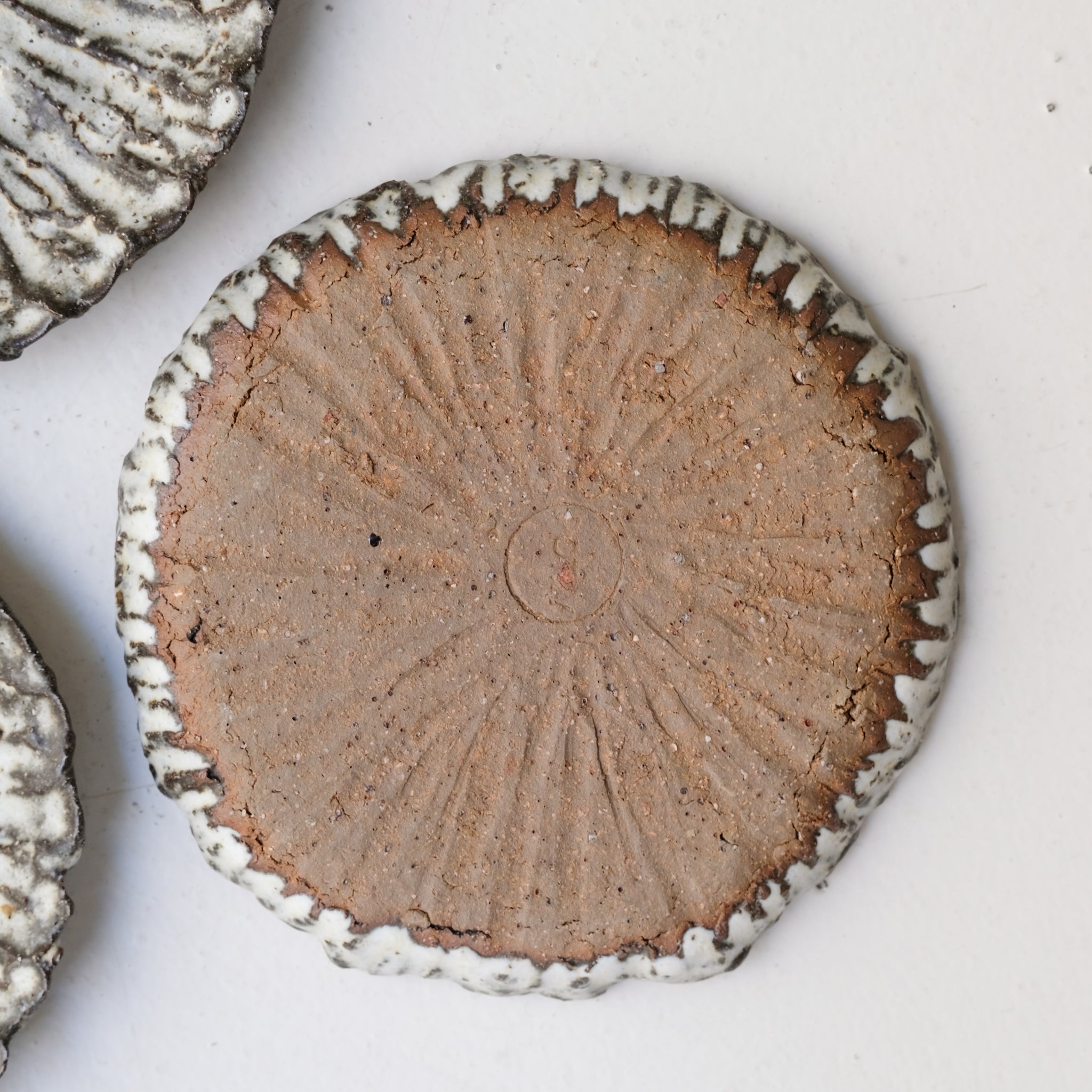 Assiette en terre recoltée D 19cm - blanc mat de potry chez Brutal Ceramics