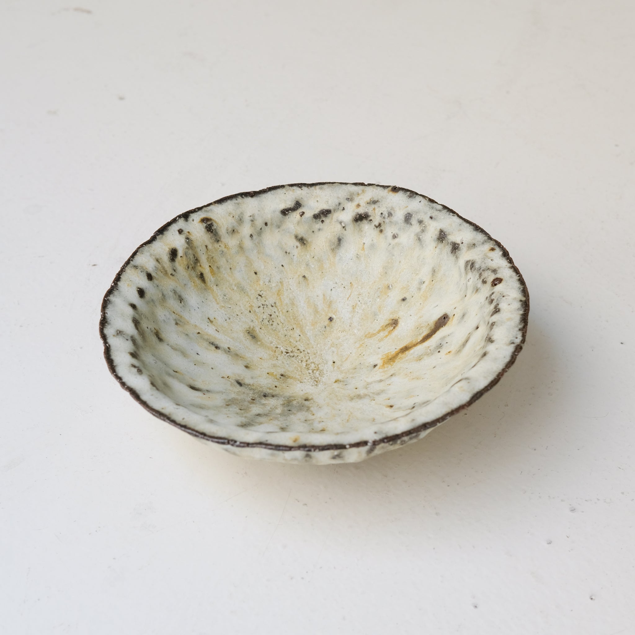 Bol à rebord en terre recoltée D 20,5cm - blanc et sable de Potry chez Brutal Ceramics