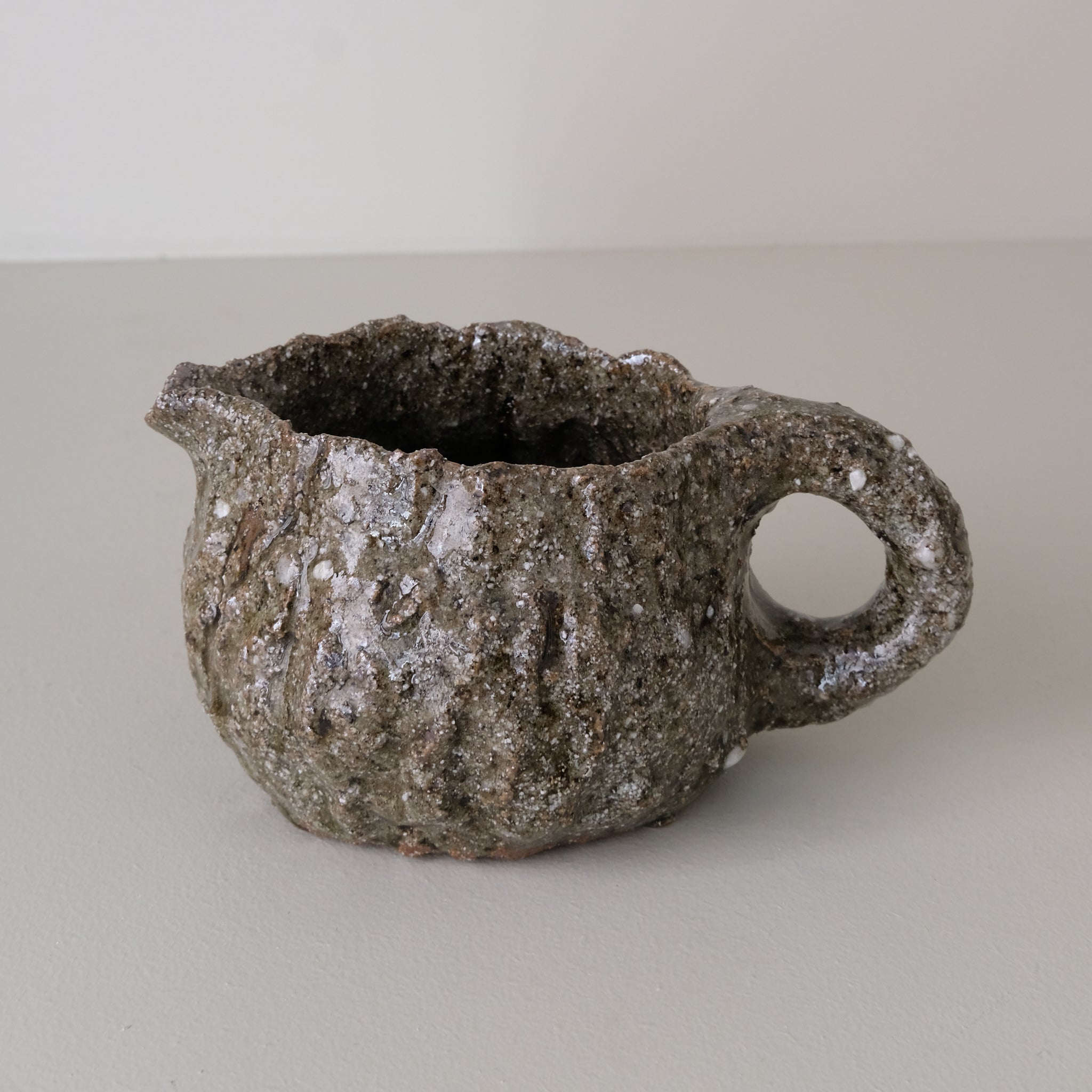 Pichet 04 en terre recoltée 410ml cuisson feu -vert moucheté de Potry chez Brutal Ceramics