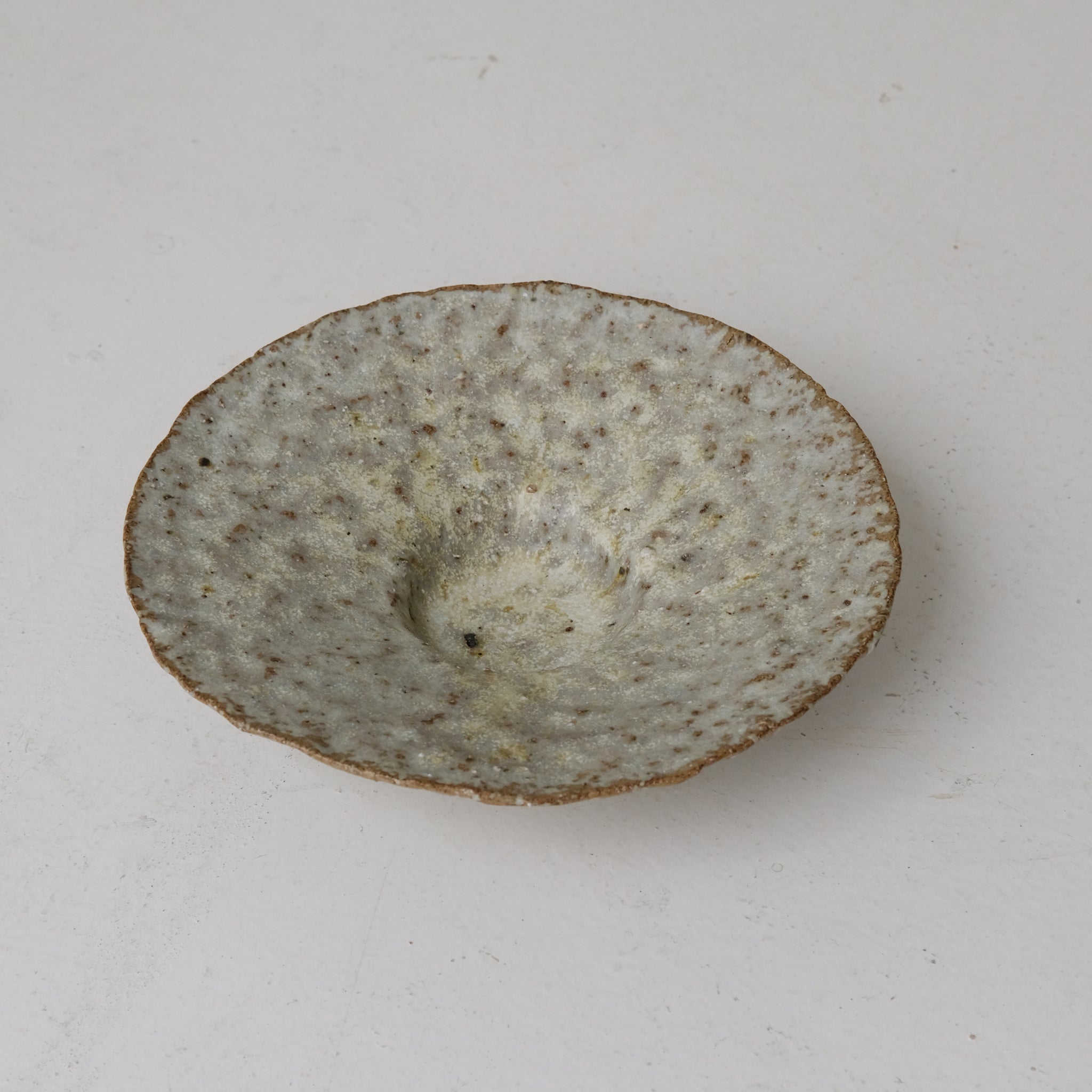 Assiette creuse en terre recoltée D 21cm - blanc gris de Potry chez Brutal Ceramics