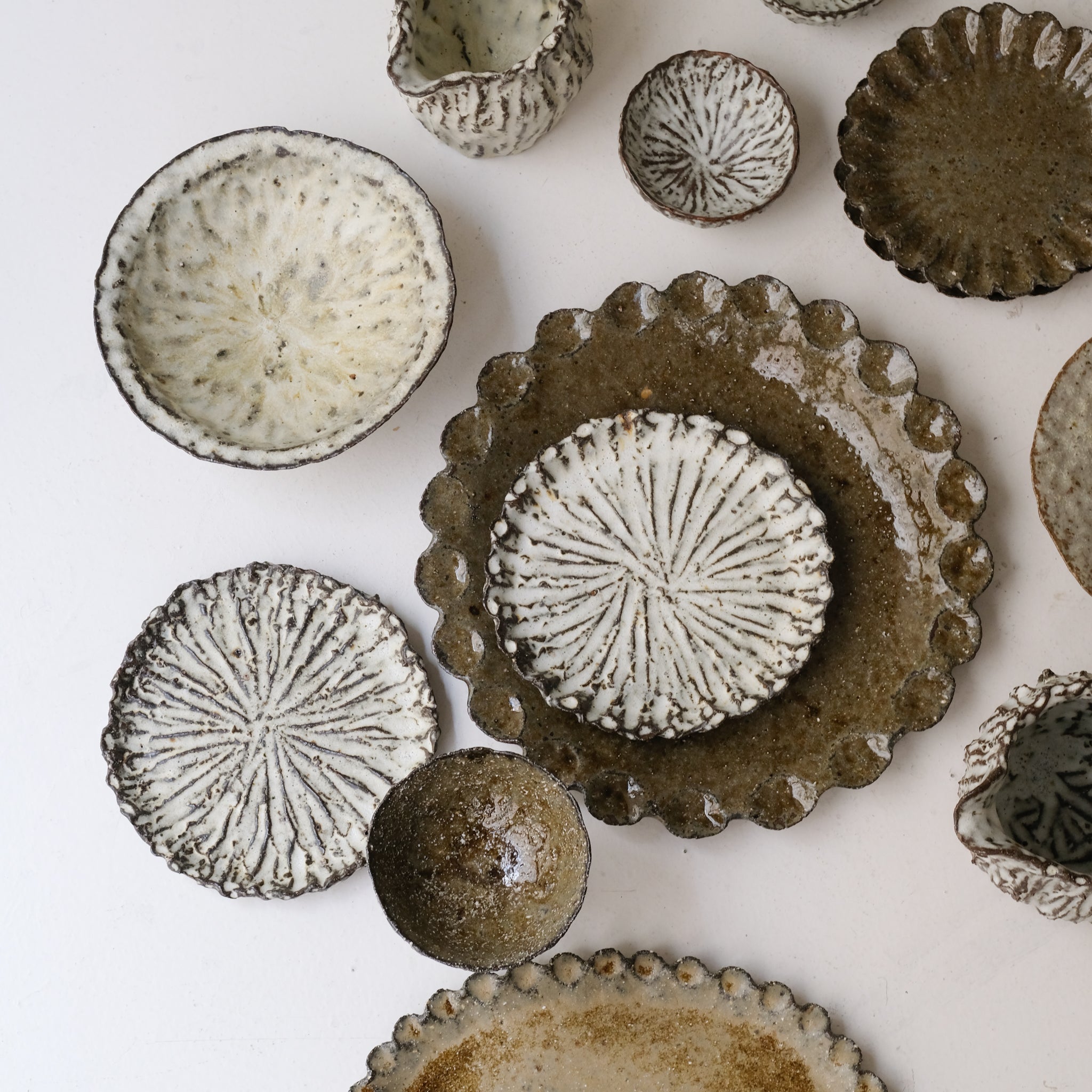 Bol à rebord en terre recoltée D 20,5cm - blanc et sable de Potry chez Brutal Ceramics