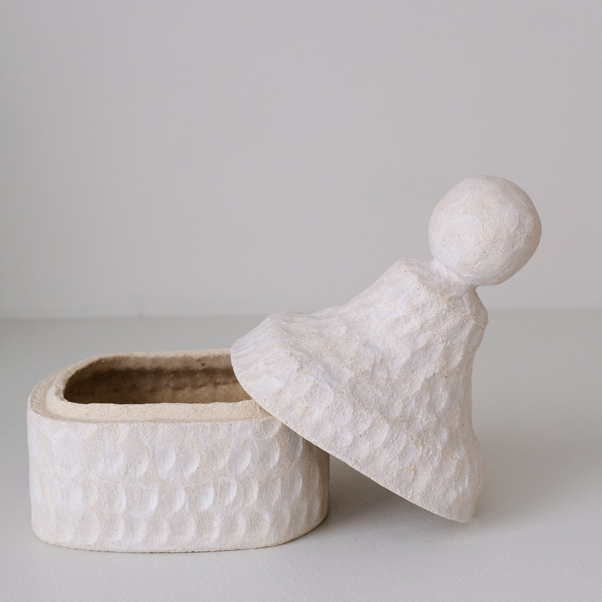 Boite en grès H 17,5cm - Blanc mat d'Apollonie Ceramics chez Brutal Ceramics