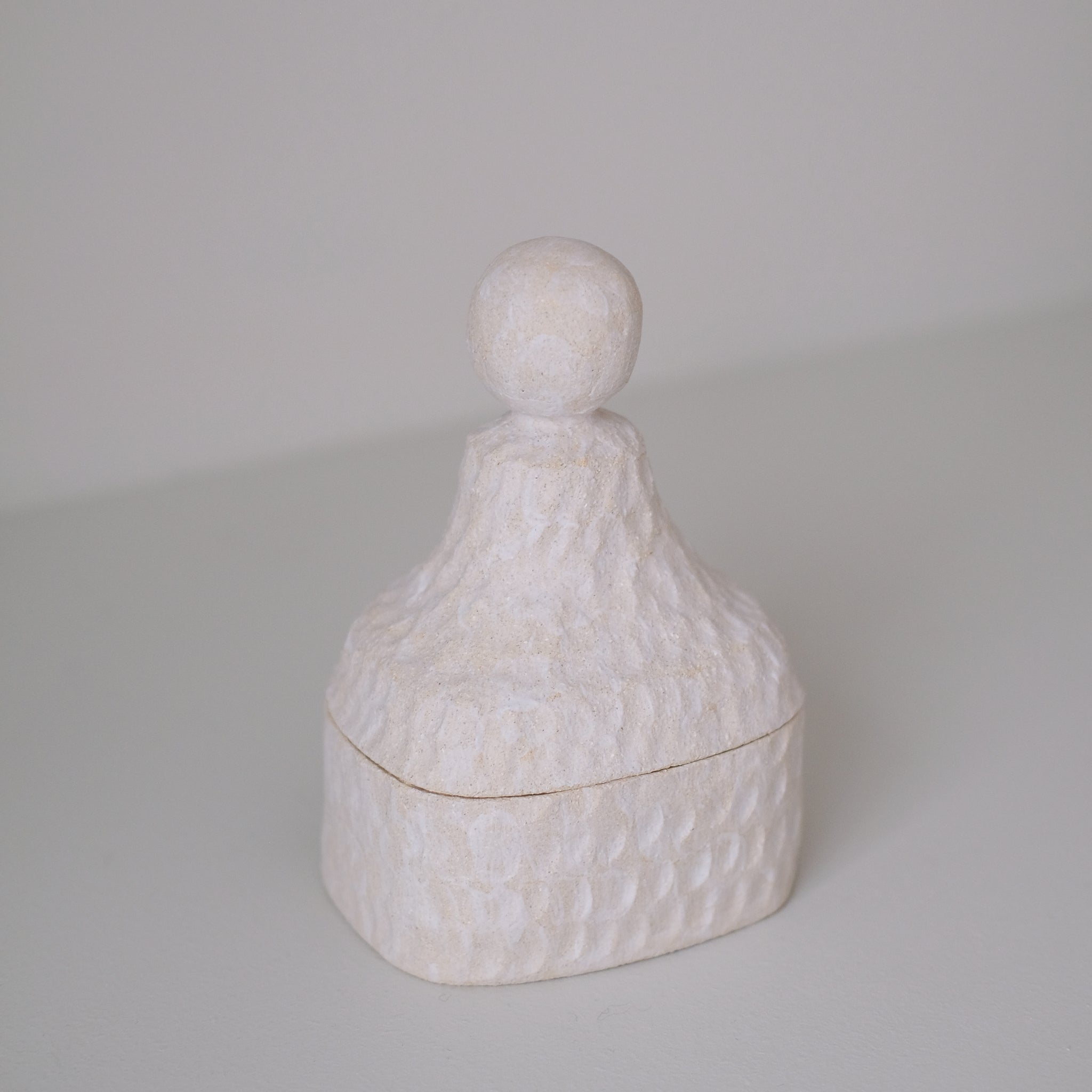 Boite en grès H 17,5cm - Blanc mat d'Apollonie Ceramics chez Brutal Ceramics