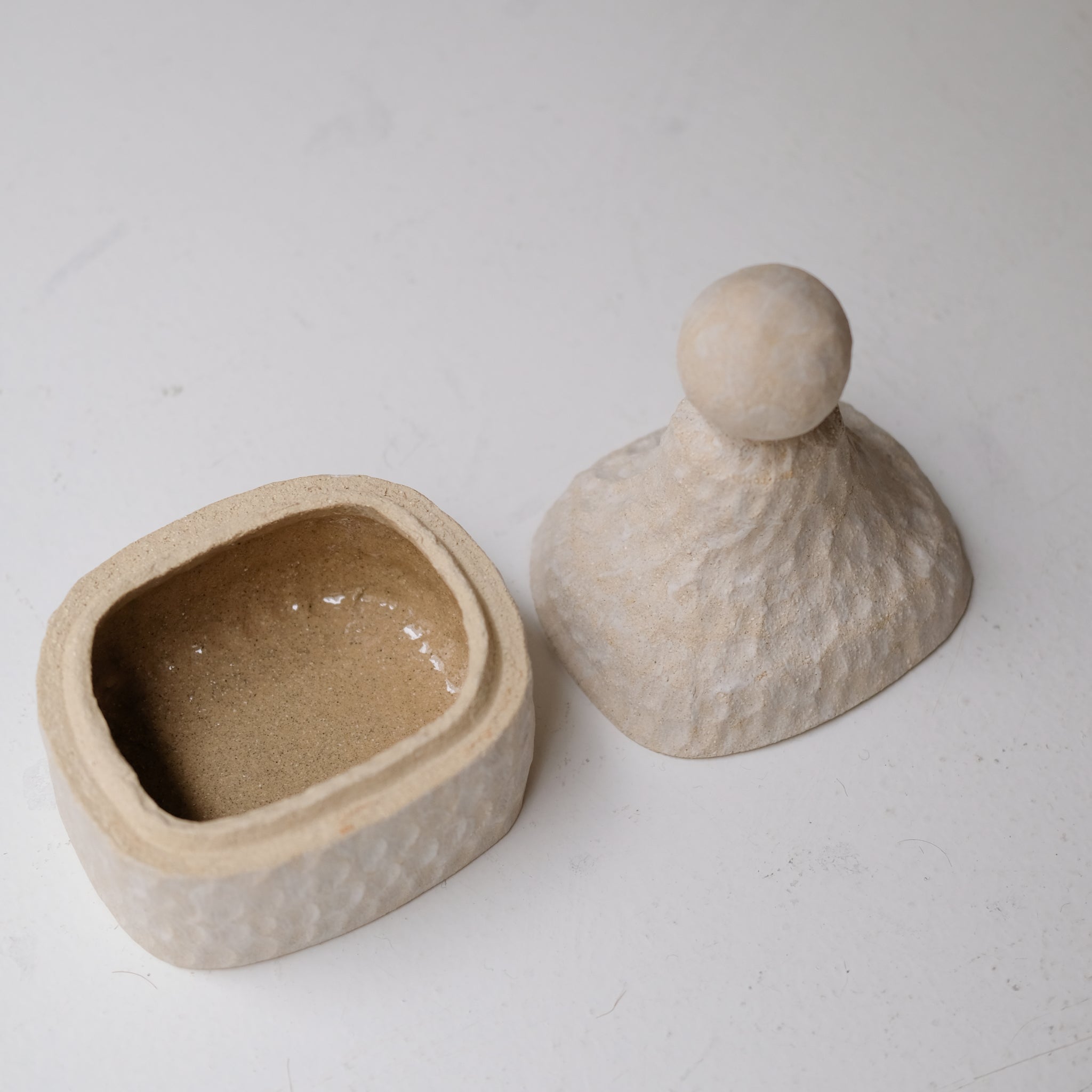 Boite en grès H 17,5cm - Blanc mat d'Apollonie Ceramics chez Brutal Ceramics