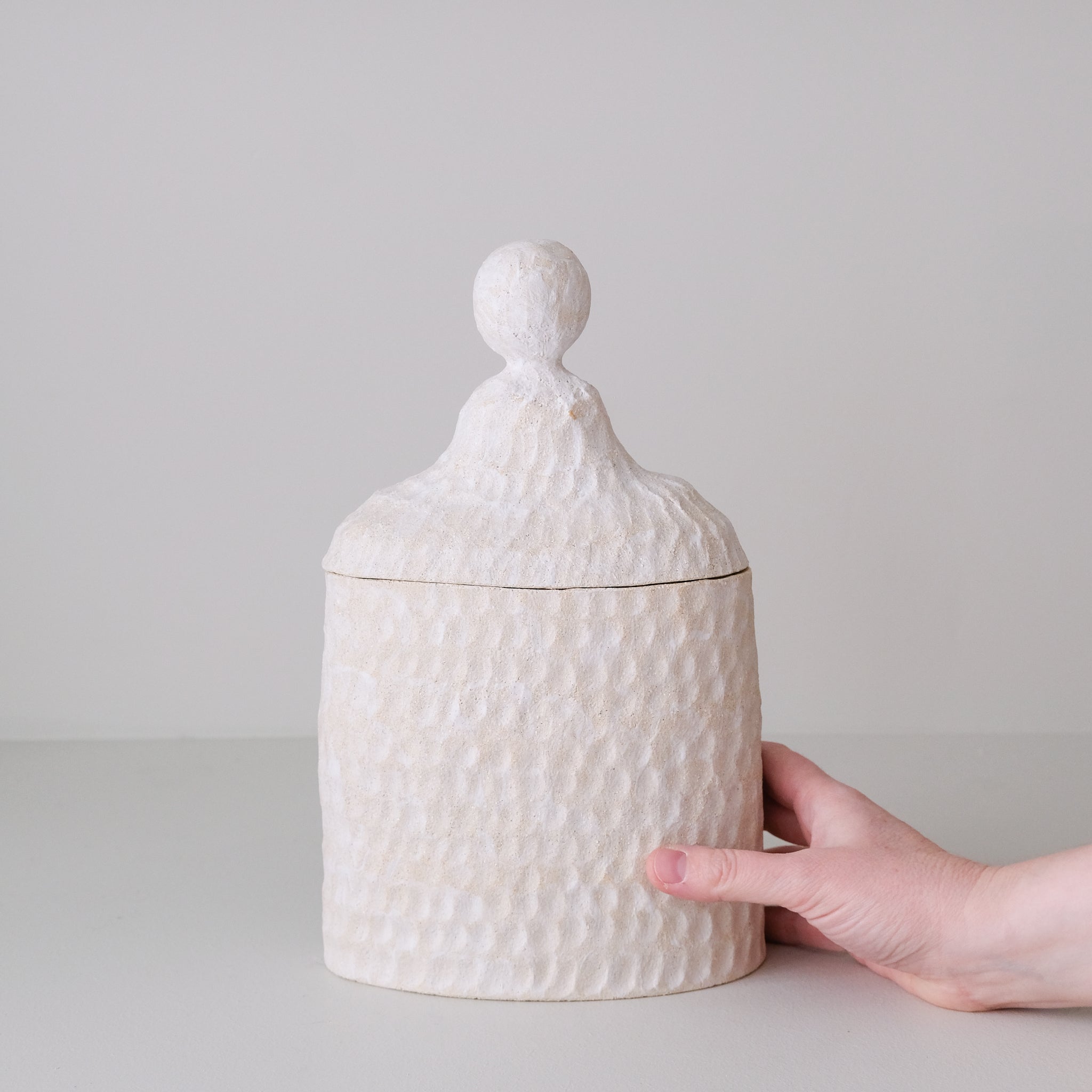 Boite en grès H 29cm - Blanc mat d'Apollonie Ceramics chez Brutal Ceramics