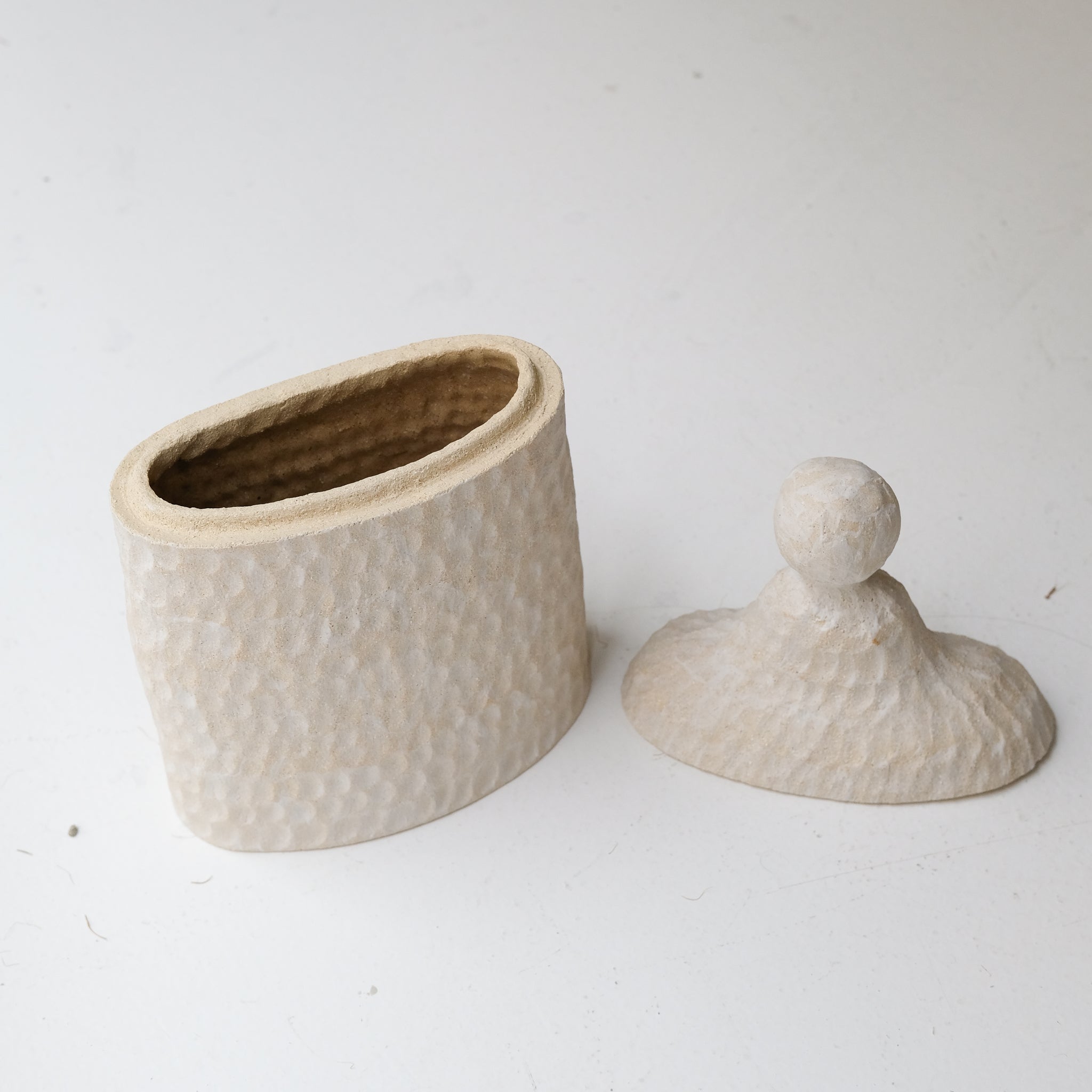 Boite en grès H 29cm - Blanc mat d'Apollonie Ceramics chez Brutal Ceramics