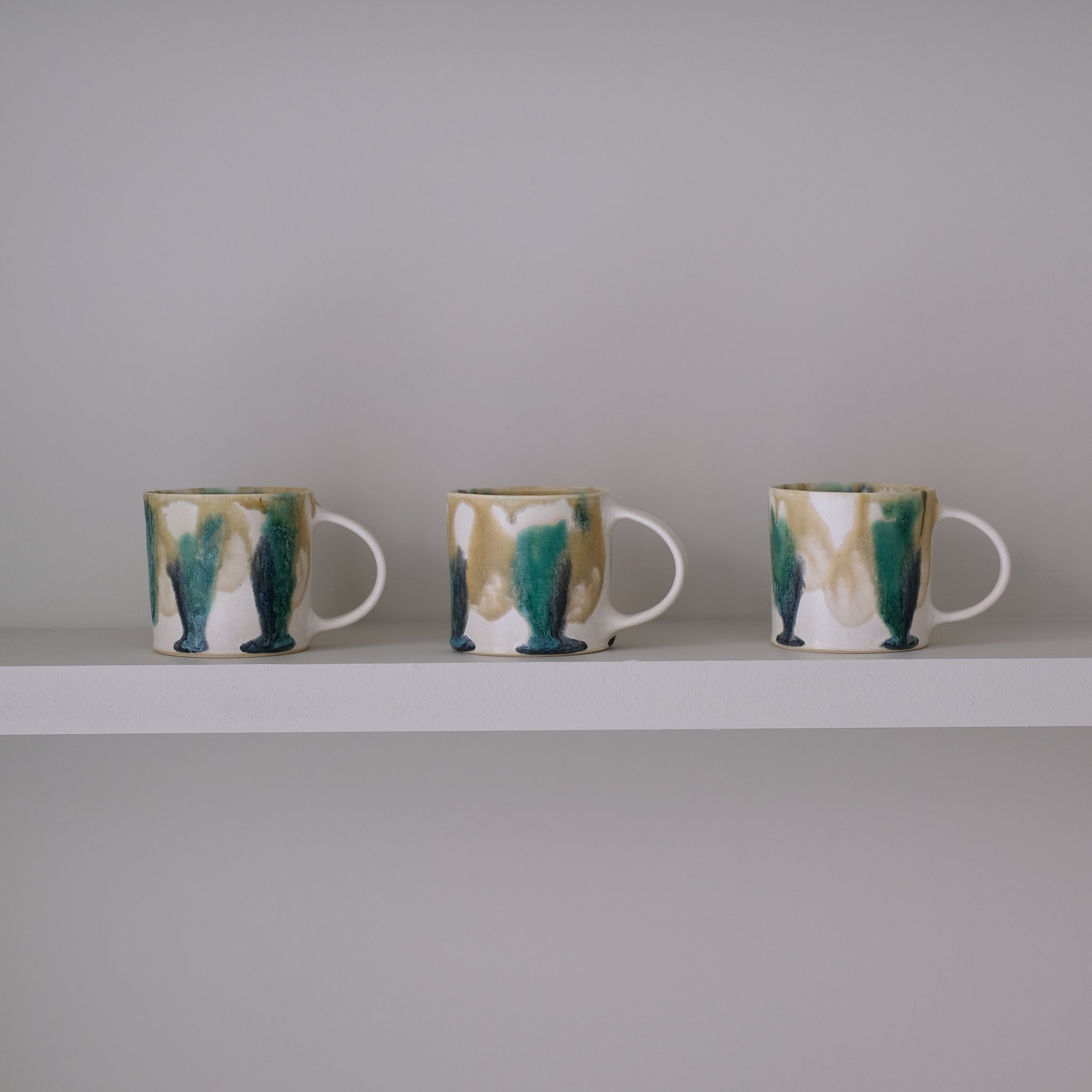 Tasse en grès 170ml - bleu, vert, ocre d'Aya Ogawa chez Brutal Ceramics