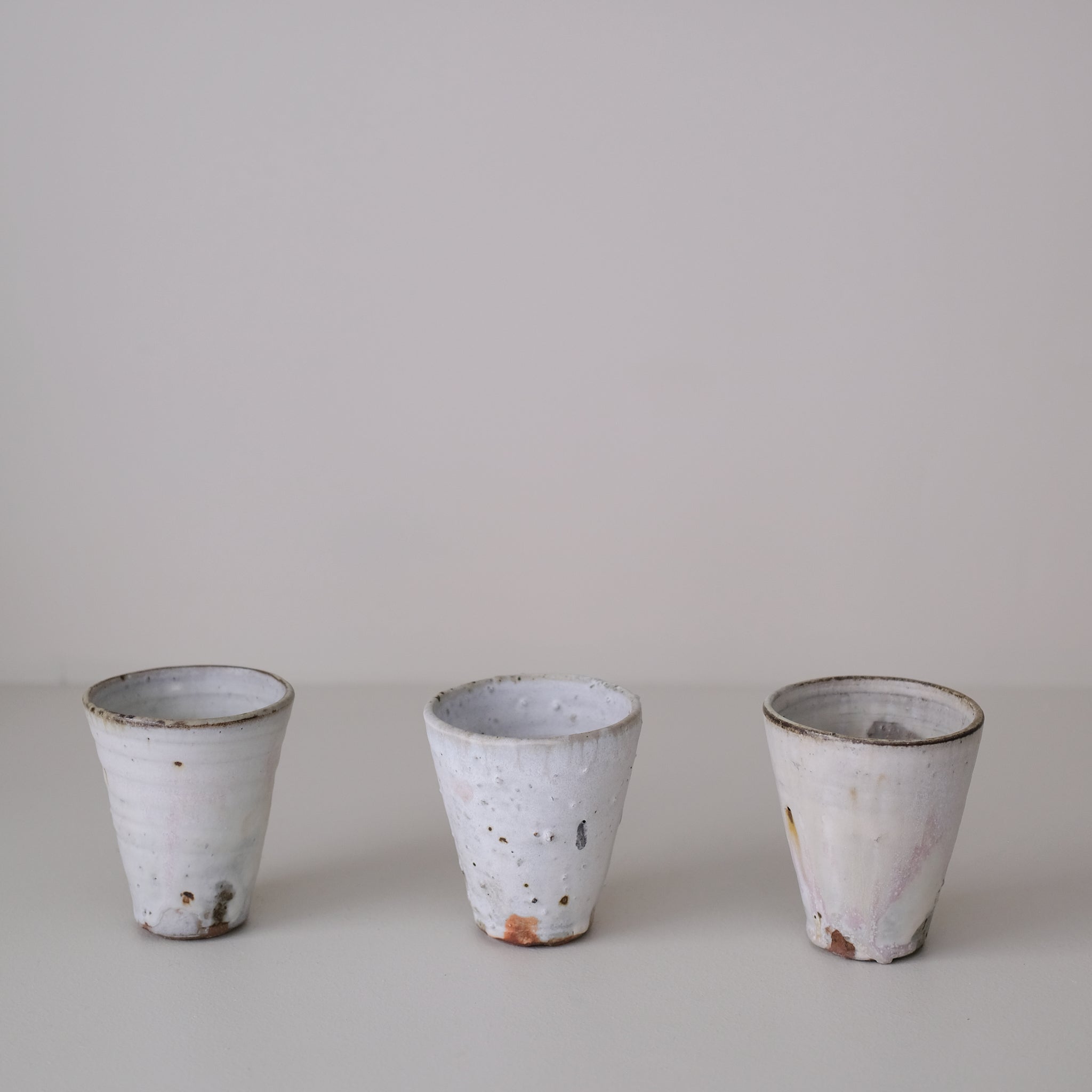 Tasse en terres locales 215 ml cuisson feu - blanc gris de Benoit Audureau chez Brutal Ceramics