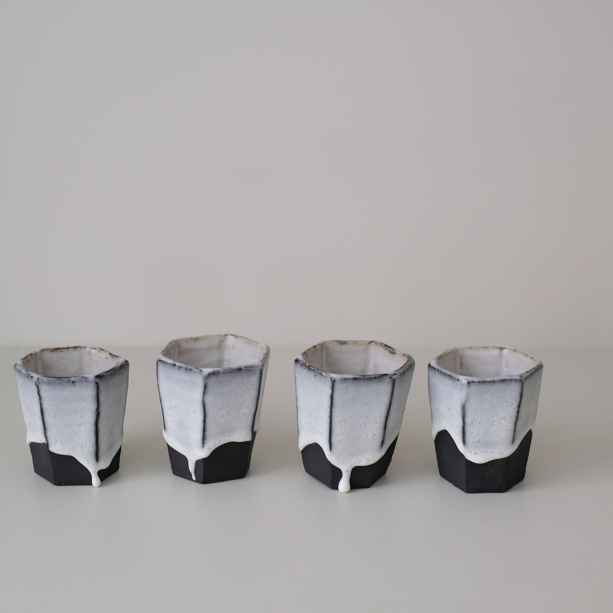 Tasse hexagonale en terre du Fuilet 200 ml - noir et blanc de Benoit Audureau chez Brutal Ceramics
