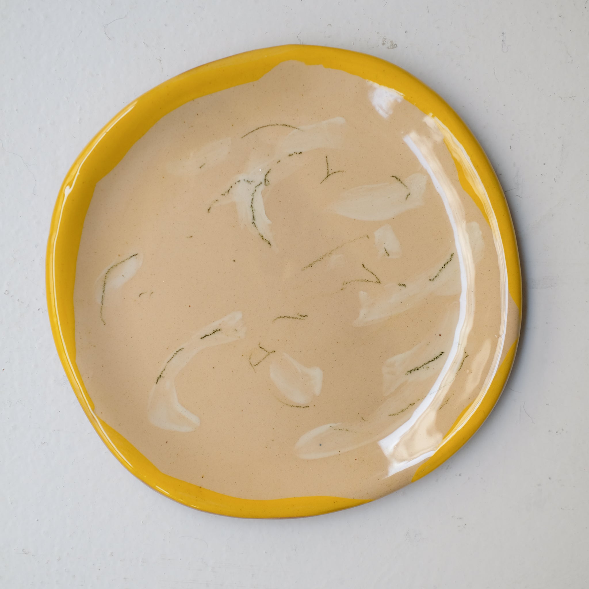 Assiette W25HB02 en faïence rouge D 19,5cm - Multicolore d'Héloise Bariol chez Brutal Ceramics