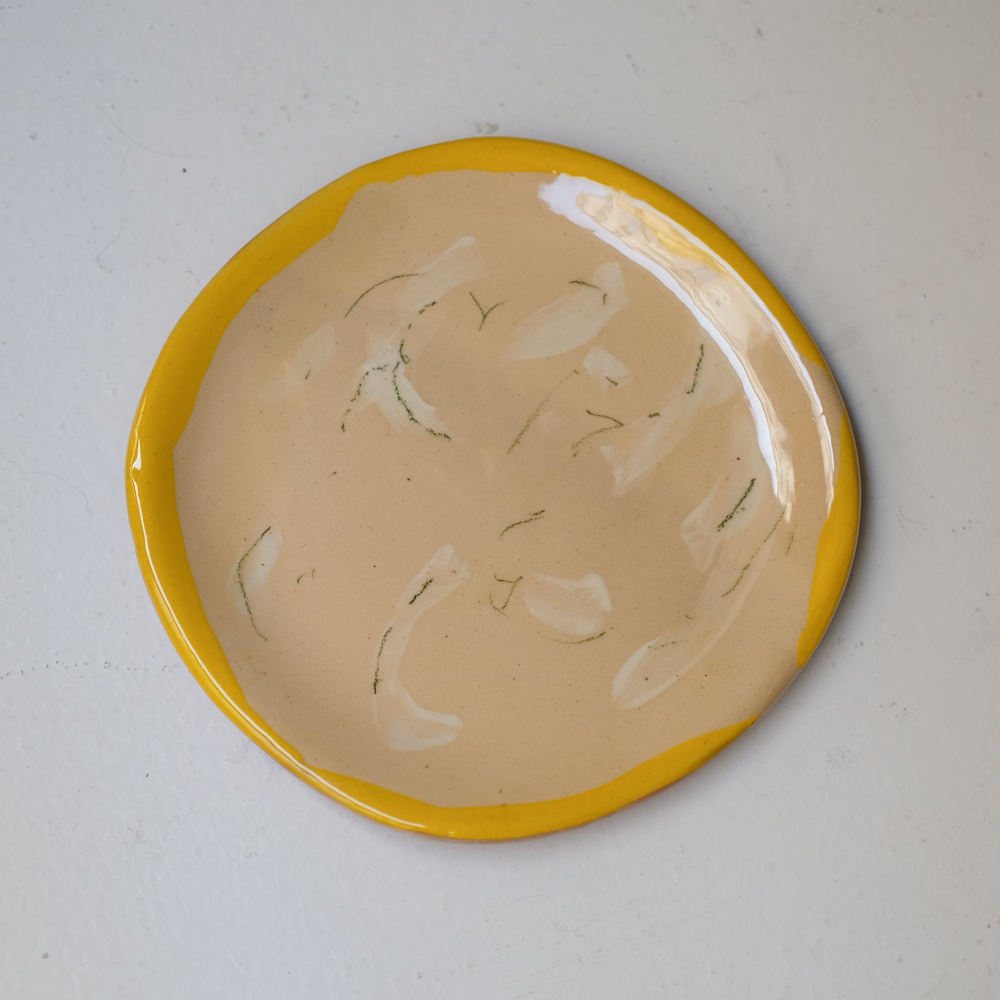 Assiette W25HB02 en faïence rouge D 19,5cm - Multicolore d'Héloise Bariol chez Brutal Ceramics
