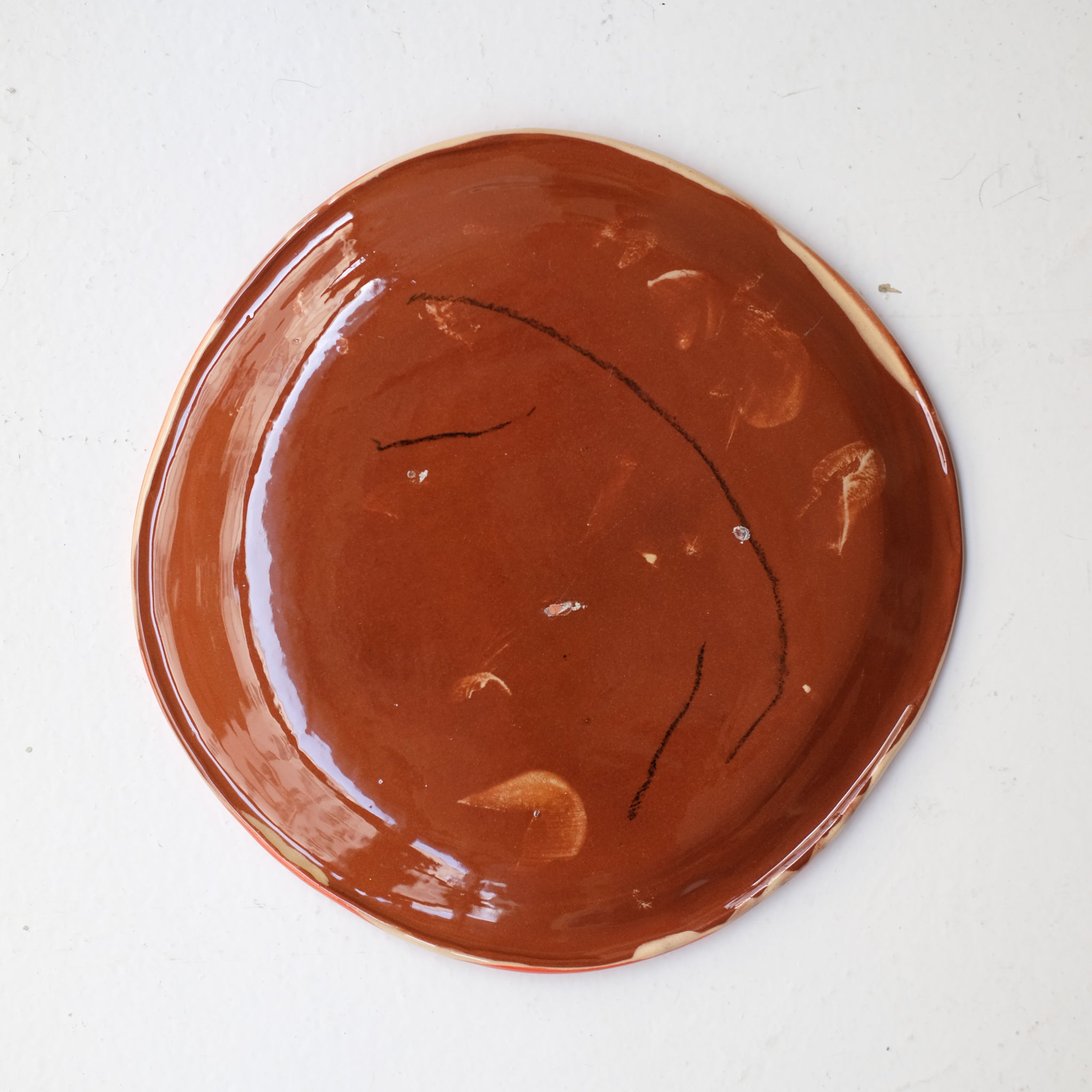 Assiette W25HB04 en faïence rouge D 19,5cm - Multicolore d'Héloise Bariol chez Brutal Ceramics