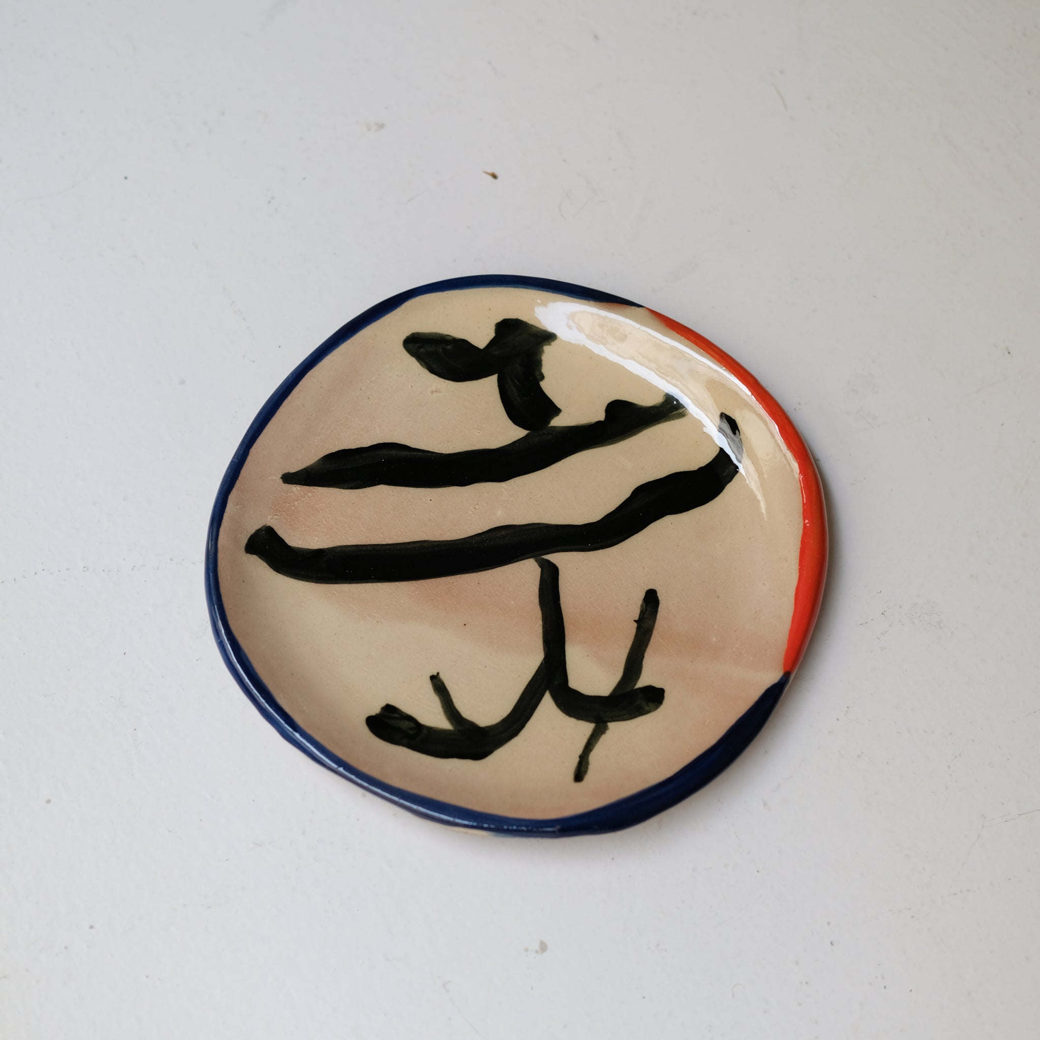 Assiette W25HB10 en faïence rouge D 19,5cm - Multicolore d'Héloise Bariol chez Brutal Ceramics