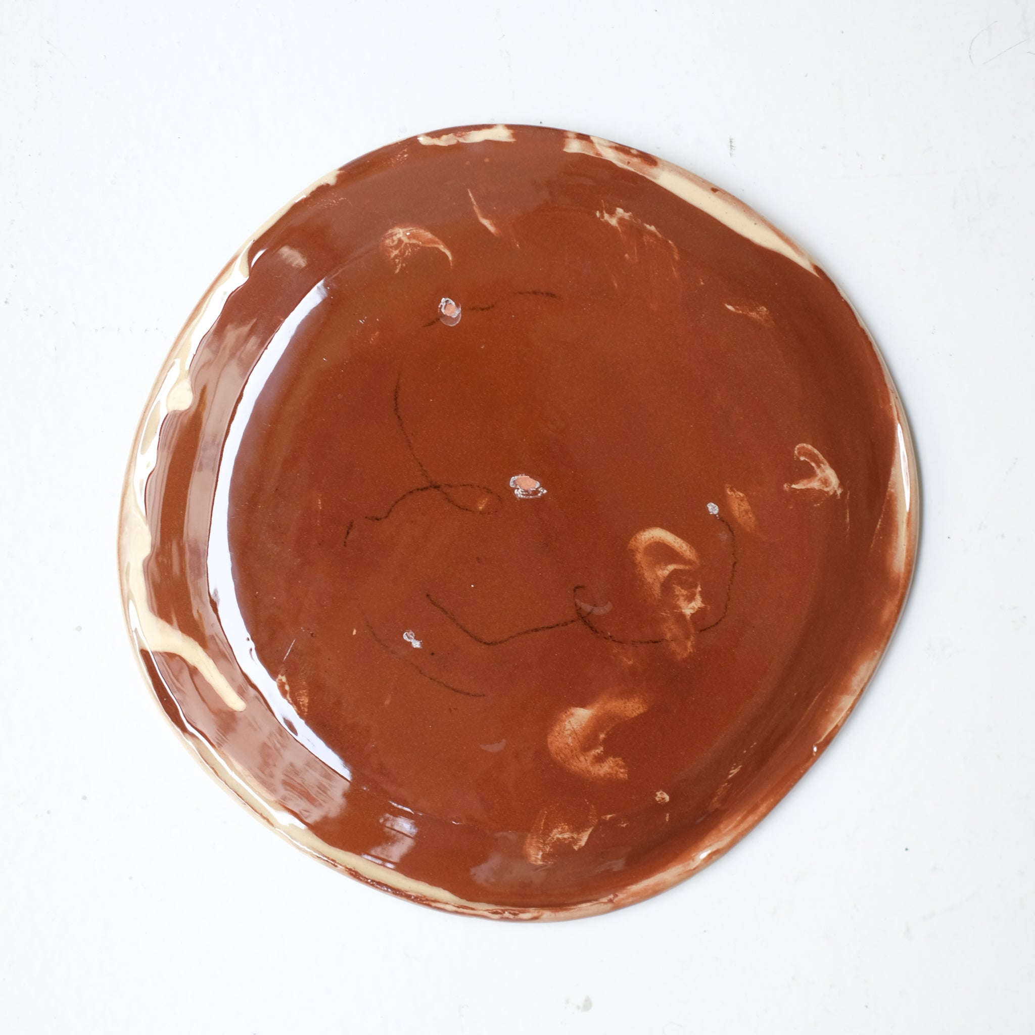 Assiette W25HB12 en faïence rouge D 19,5cm - Multicolore d'Héloise Bariol chez Brutal Ceramics