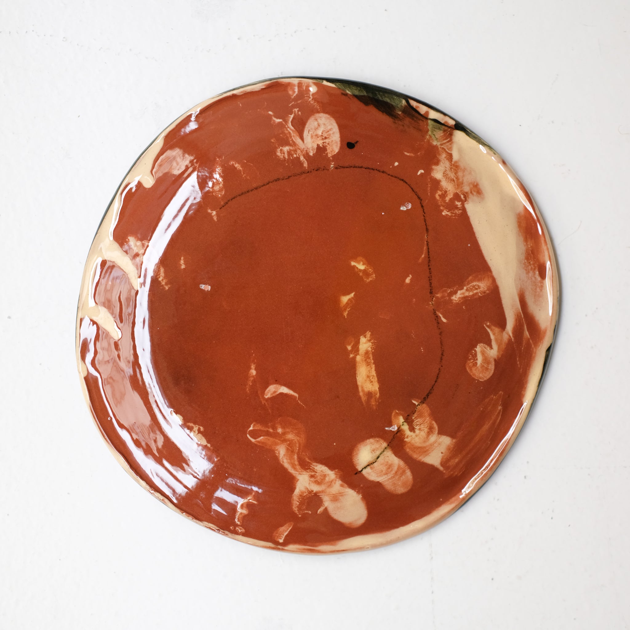 Assiette W25HB13 en faïence rouge D 19,5cm - Multicolore d'Héloise Bariol chez Brutal Ceramics
