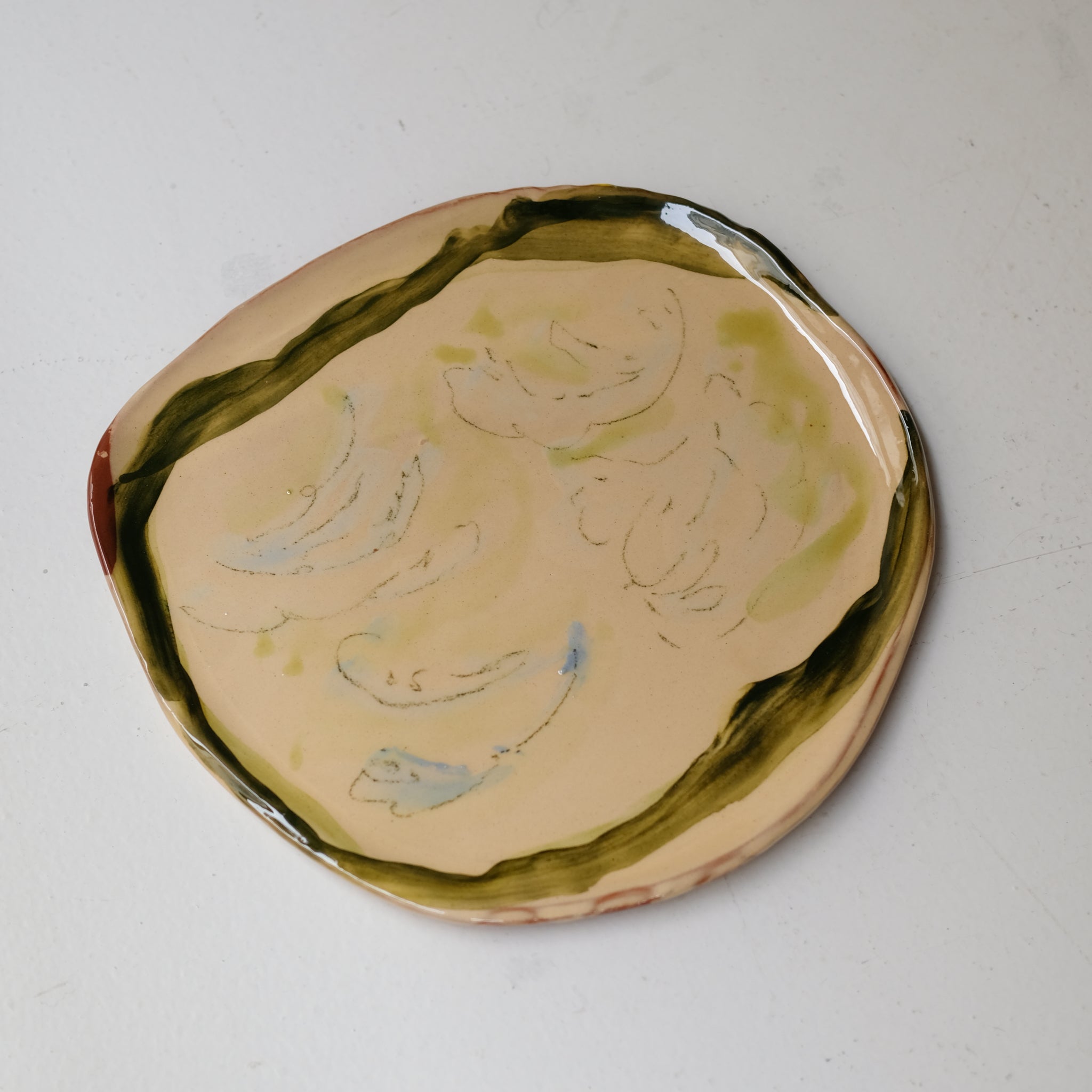 Assiette W25HB15 en faïence rouge D 25cm - Multicolore d'Héloise Bariol chez Brutal Ceramics