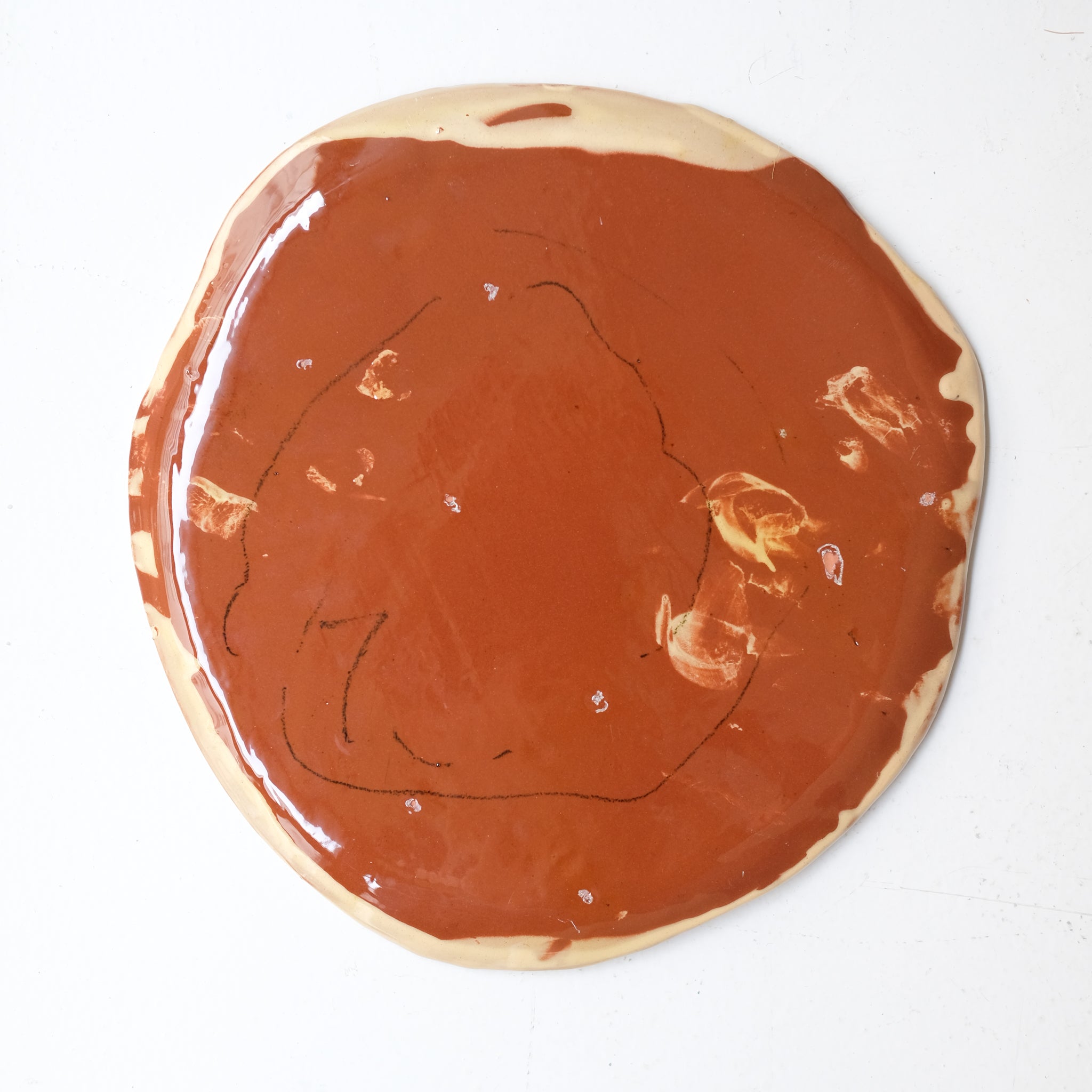 Assiette W25HB18 en faïence rouge D 25cm - Multicolore d'Héloise Bariol chez Brutal Ceramics