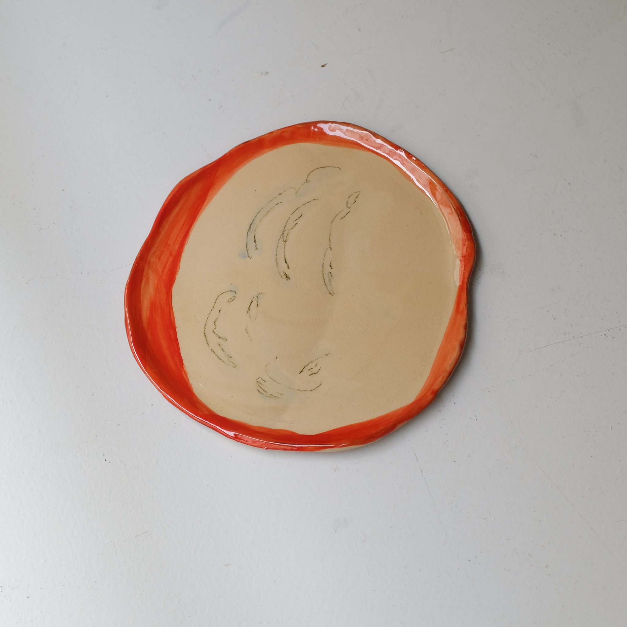 Assiette W25HB20 en faïence rouge D 25cm - Multicolore d'Héloise Bariol chez Brutal Ceramics