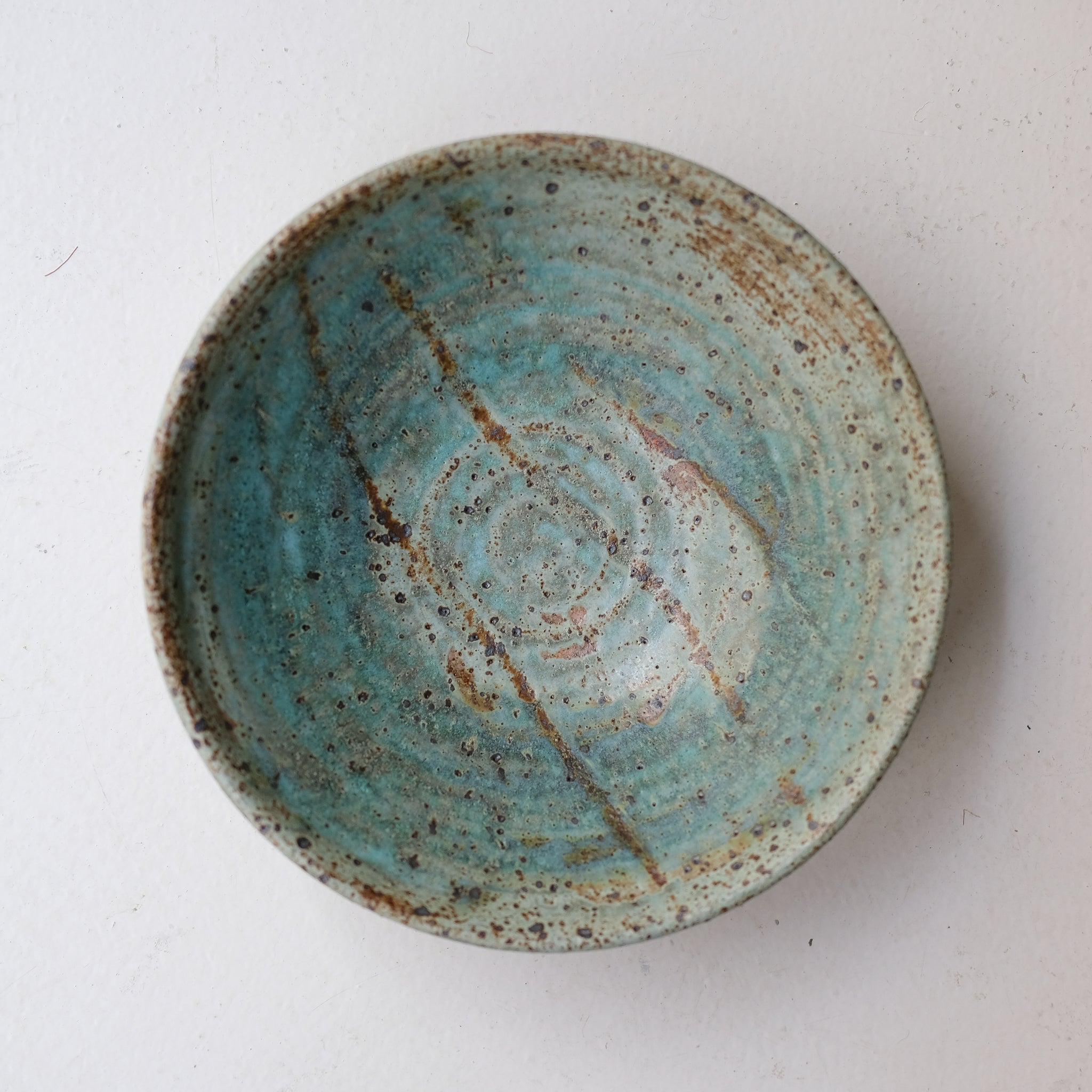 Assiette creuse en grès D 23,5cm - vert de Julia Gilles chez Brutal Ceramics