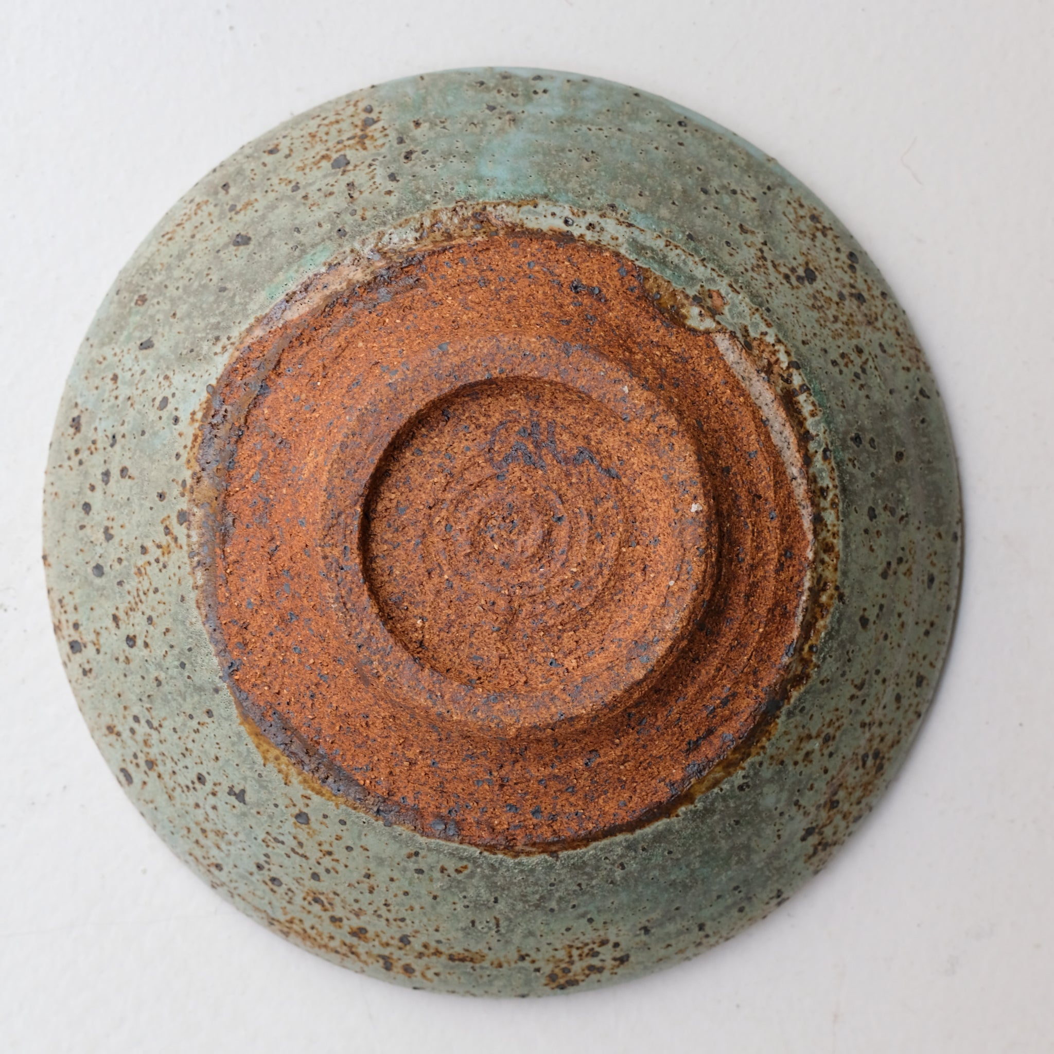 Assiette creuse en grès D 23,5cm - vert de Julia Gilles chez Brutal Ceramics