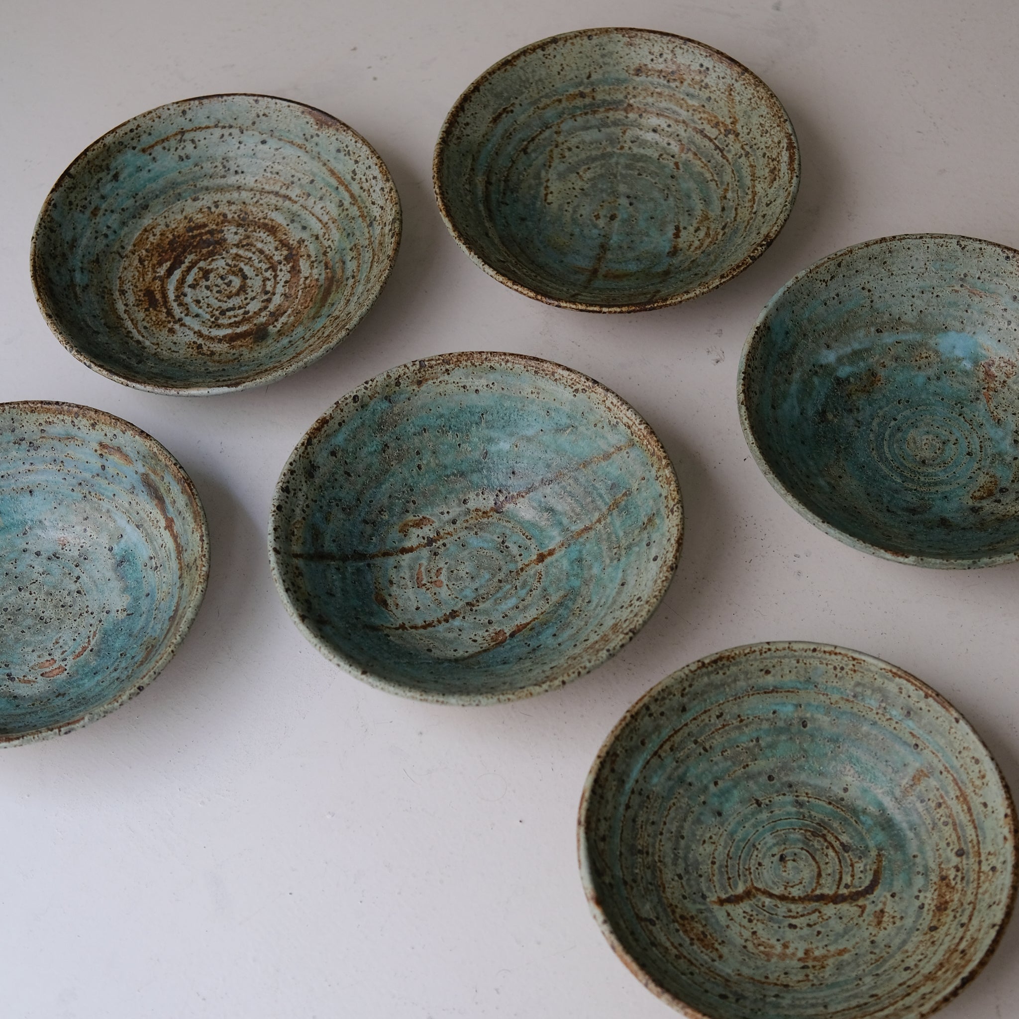 Assiette creuse en grès D 23,5cm - vert de Julia Gilles chez Brutal Ceramics