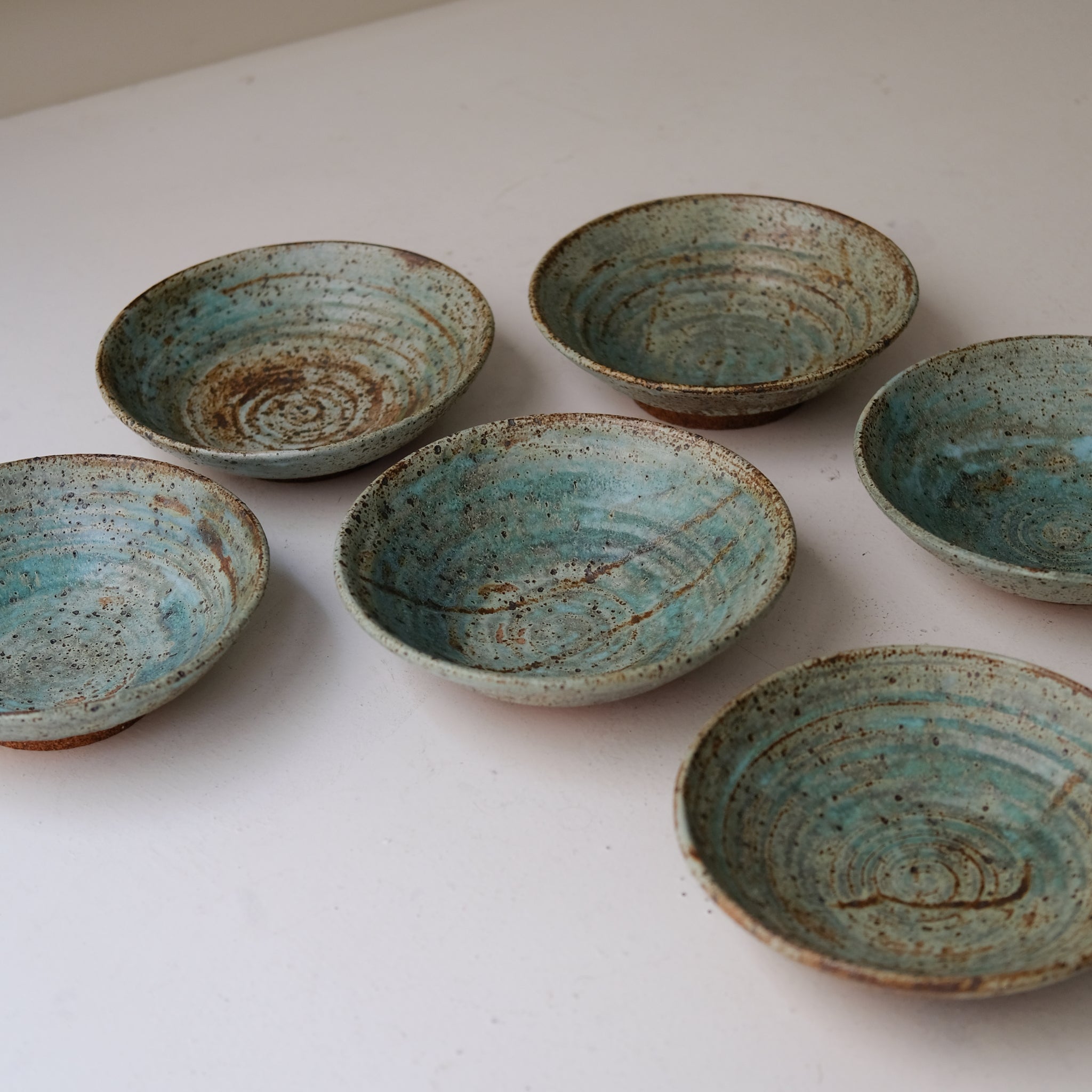 Assiette creuse en grès D 23,5cm - vert de Julia Gilles chez Brutal Ceramics