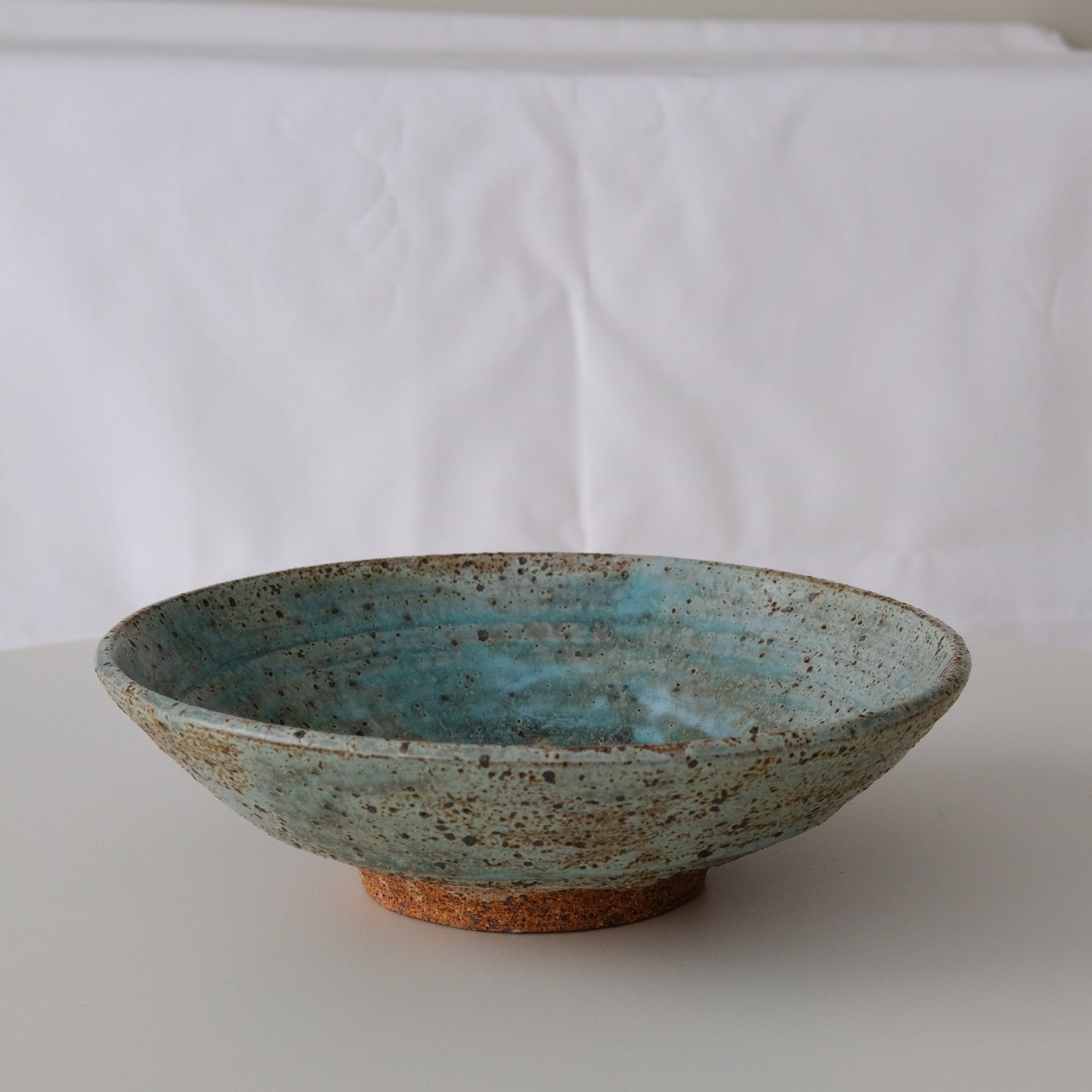 Assiette creuse en grès D 23,5cm - vert de Julia Gilles chez Brutal Ceramics