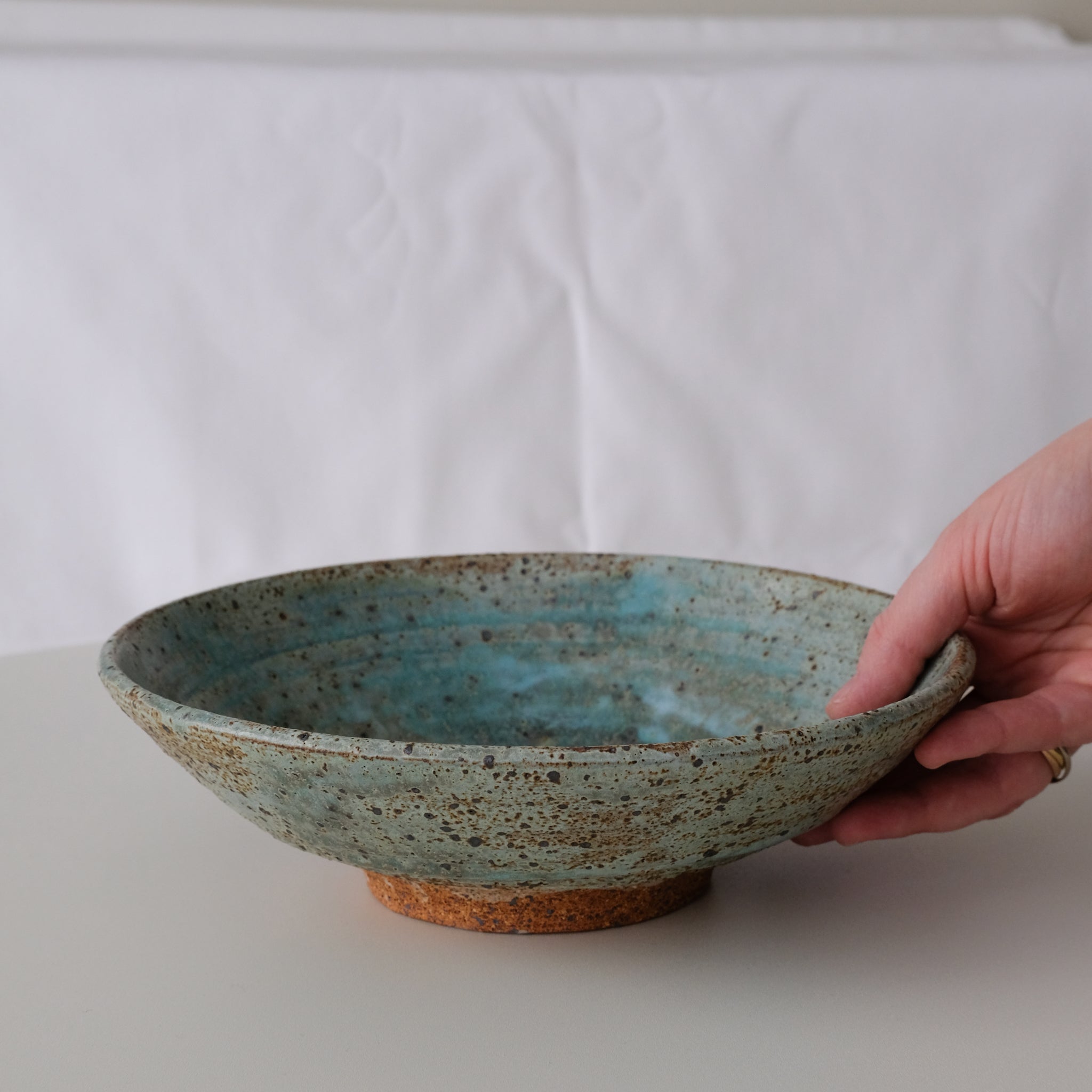 Assiette creuse en grès D 23,5cm - vert de Julia Gilles chez Brutal Ceramics