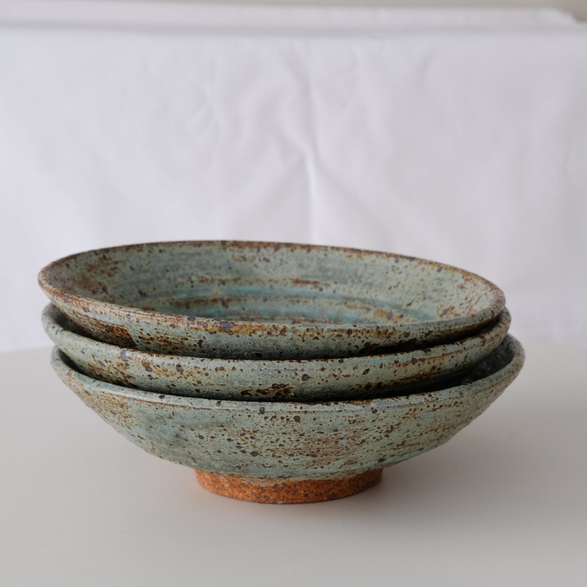 Assiette creuse en grès D 23,5cm - vert de Julia Gilles chez Brutal Ceramics