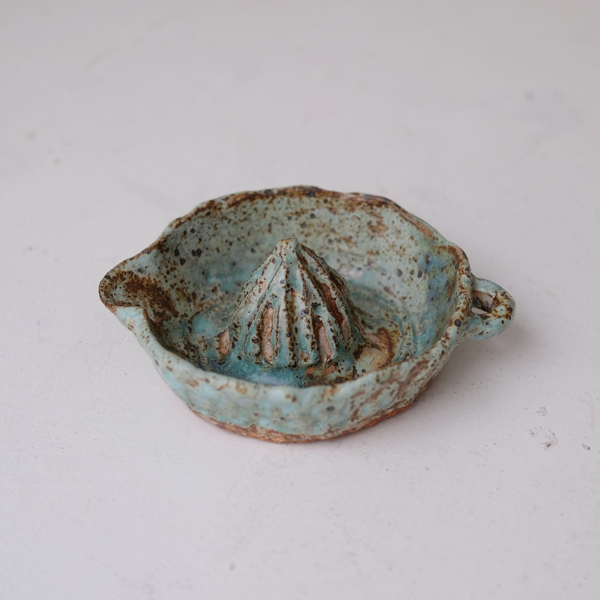 Presse agrumes en grès D 16cm - vert de Julia Gilles chez Brutal Ceramics