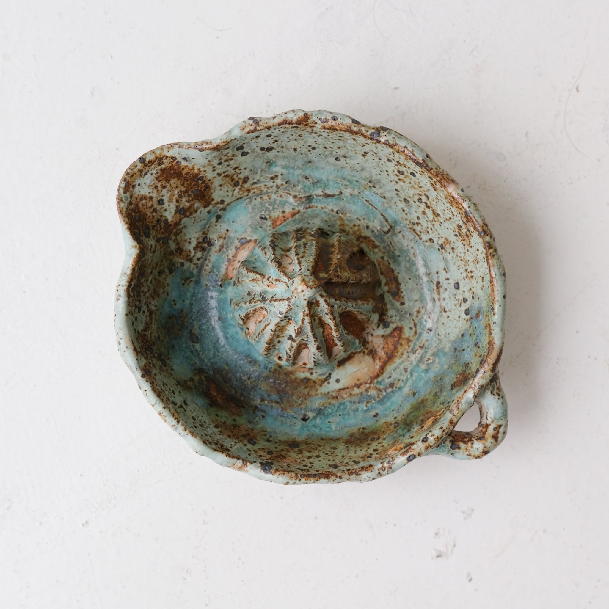 Presse agrumes en grès D 16cm - vert de Julia Gilles chez Brutal Ceramics