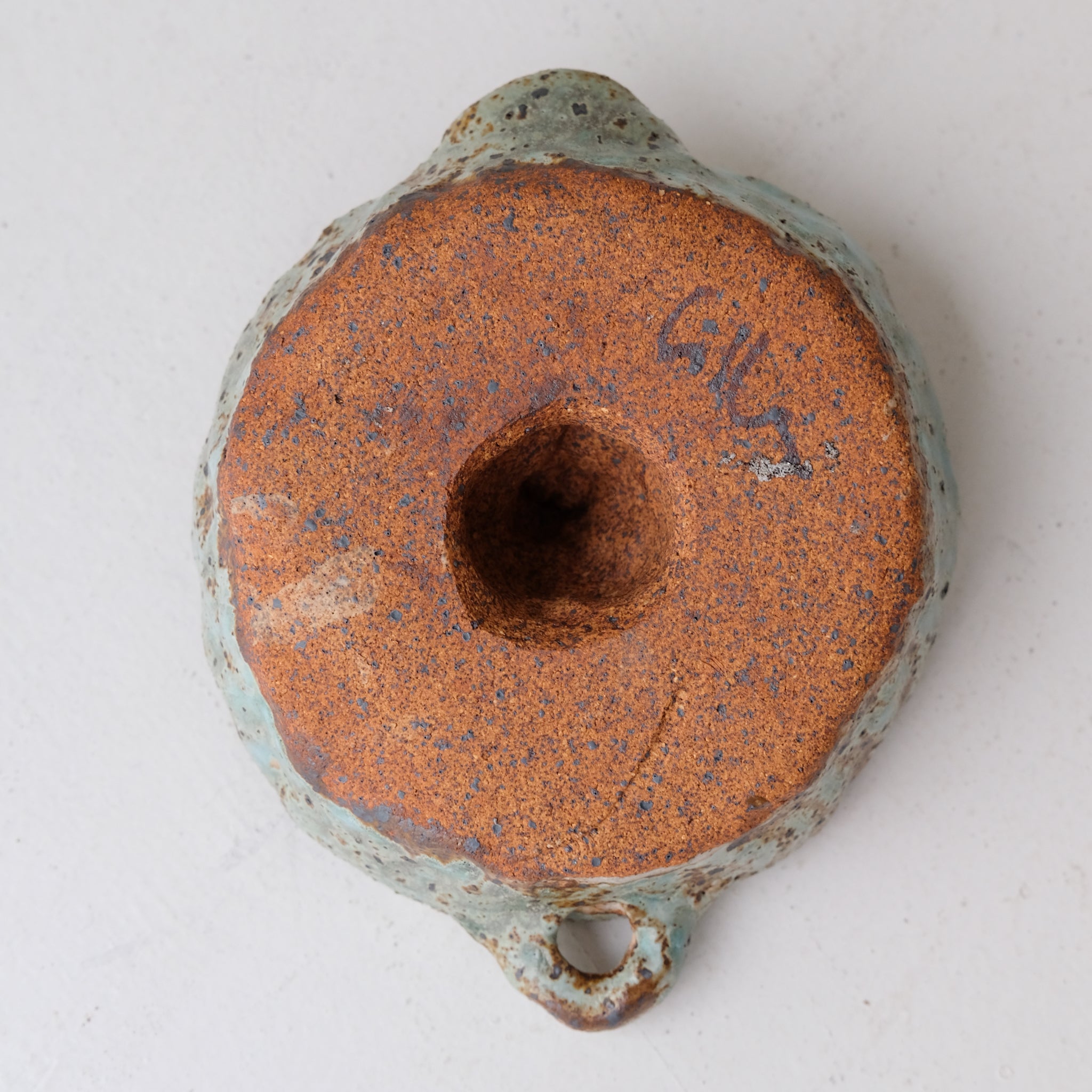 Presse agrumes en grès D 16cm - vert de Julia Gilles chez Brutal Ceramics