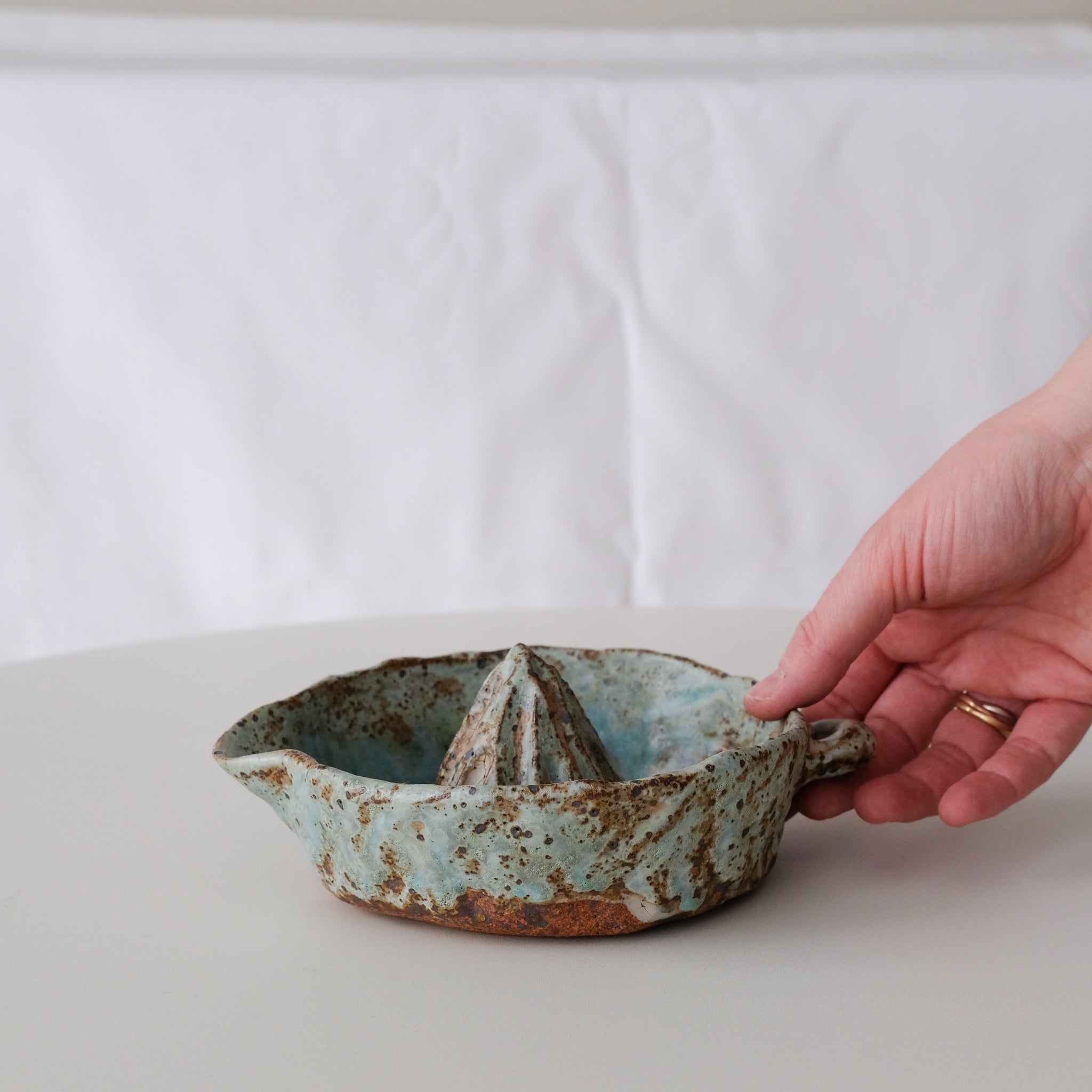 Presse agrumes en grès D 16cm - vert de Julia Gilles chez Brutal Ceramics