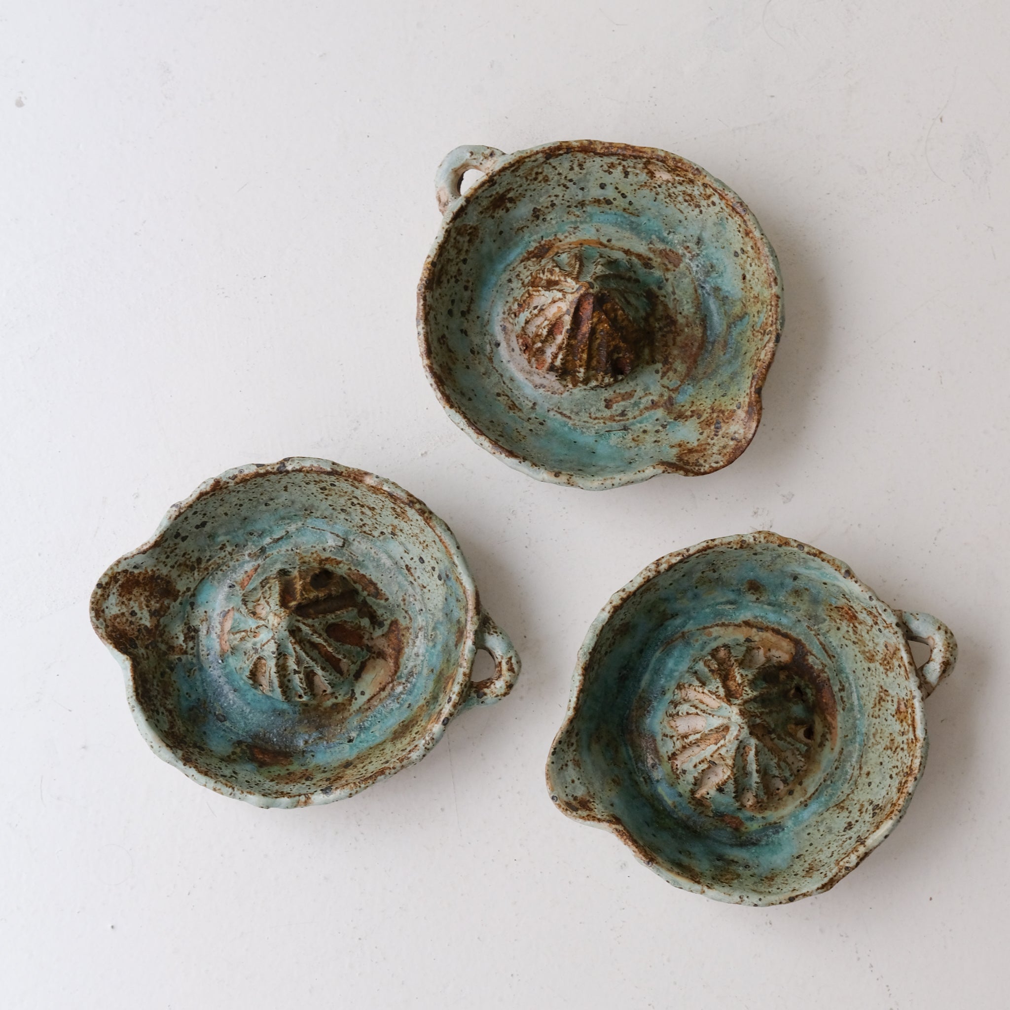 Presse agrumes en grès D 16cm - vert de Julia Gilles chez Brutal Ceramics
