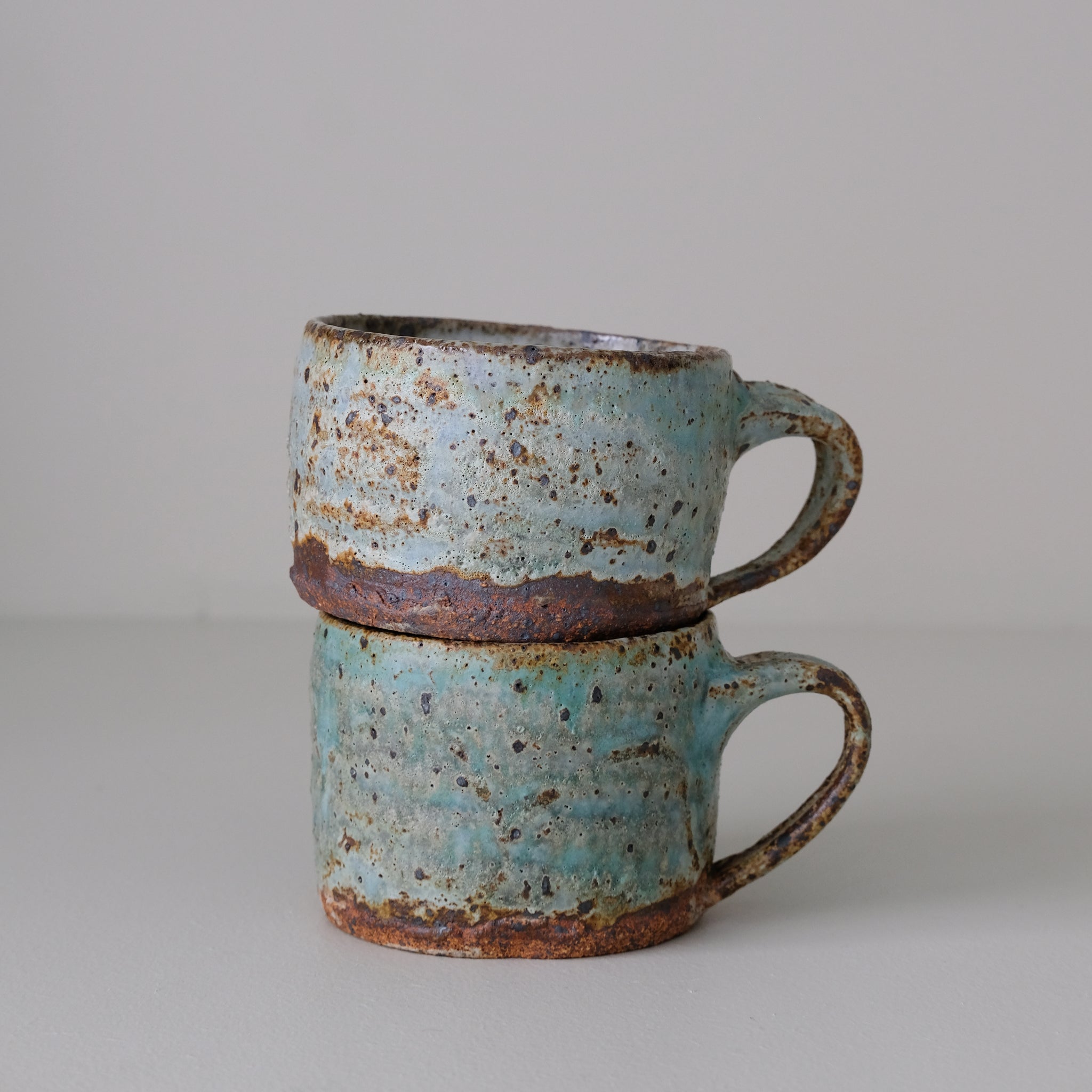 Mug en grès 235 ml - vert de Julia Gilles chez Brutal Ceramics