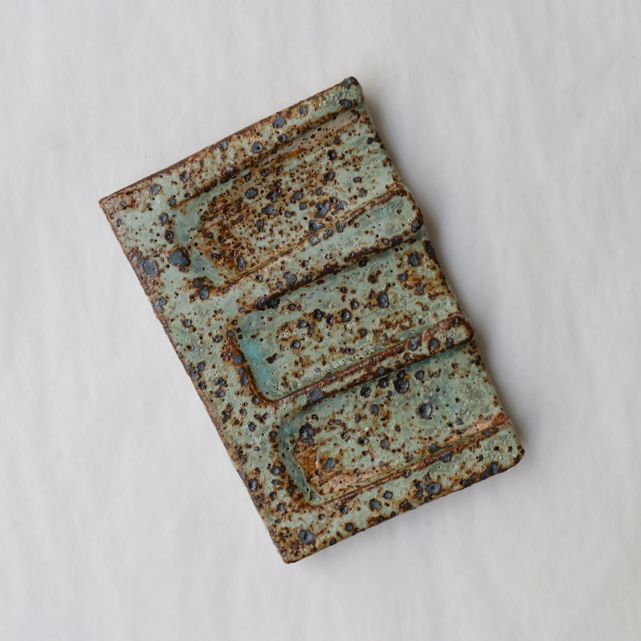 Porte savon 01 L 10cm - vert de Julia Gilles chez Brutal Ceramics