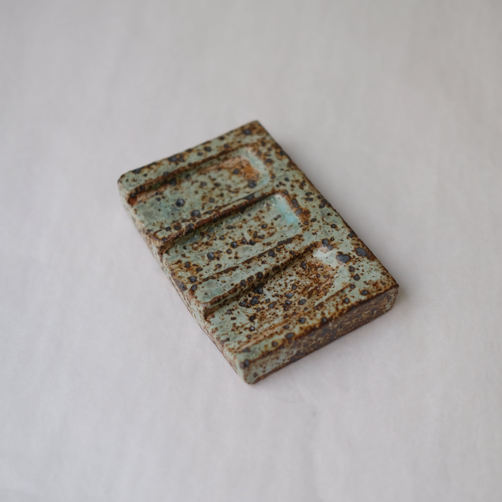 Porte savon 01 L 10cm - vert de Julia Gilles chez Brutal Ceramics