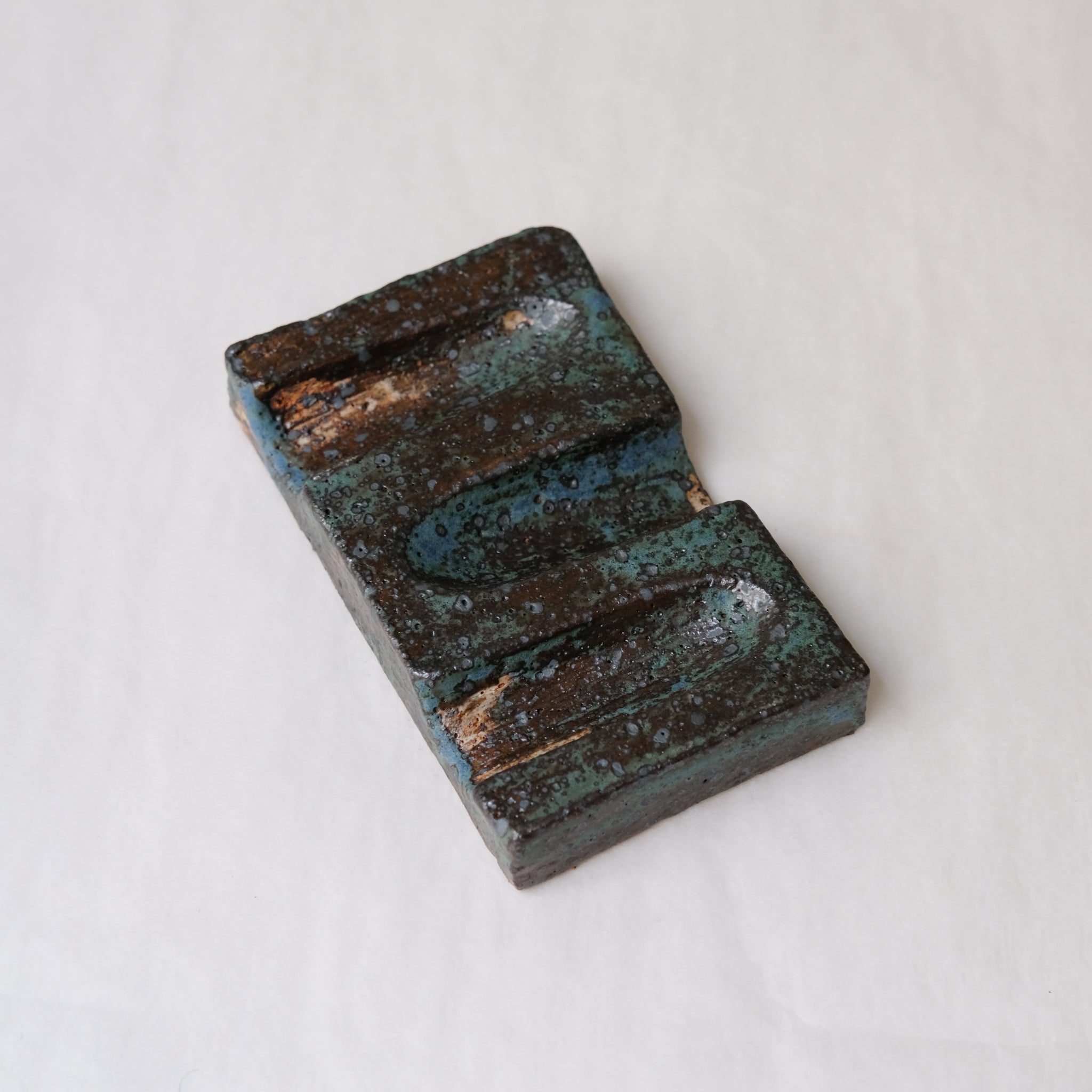 Porte savon 02 L 11cm - bleu et noir de Julia Gilles chez Brutal Ceramics