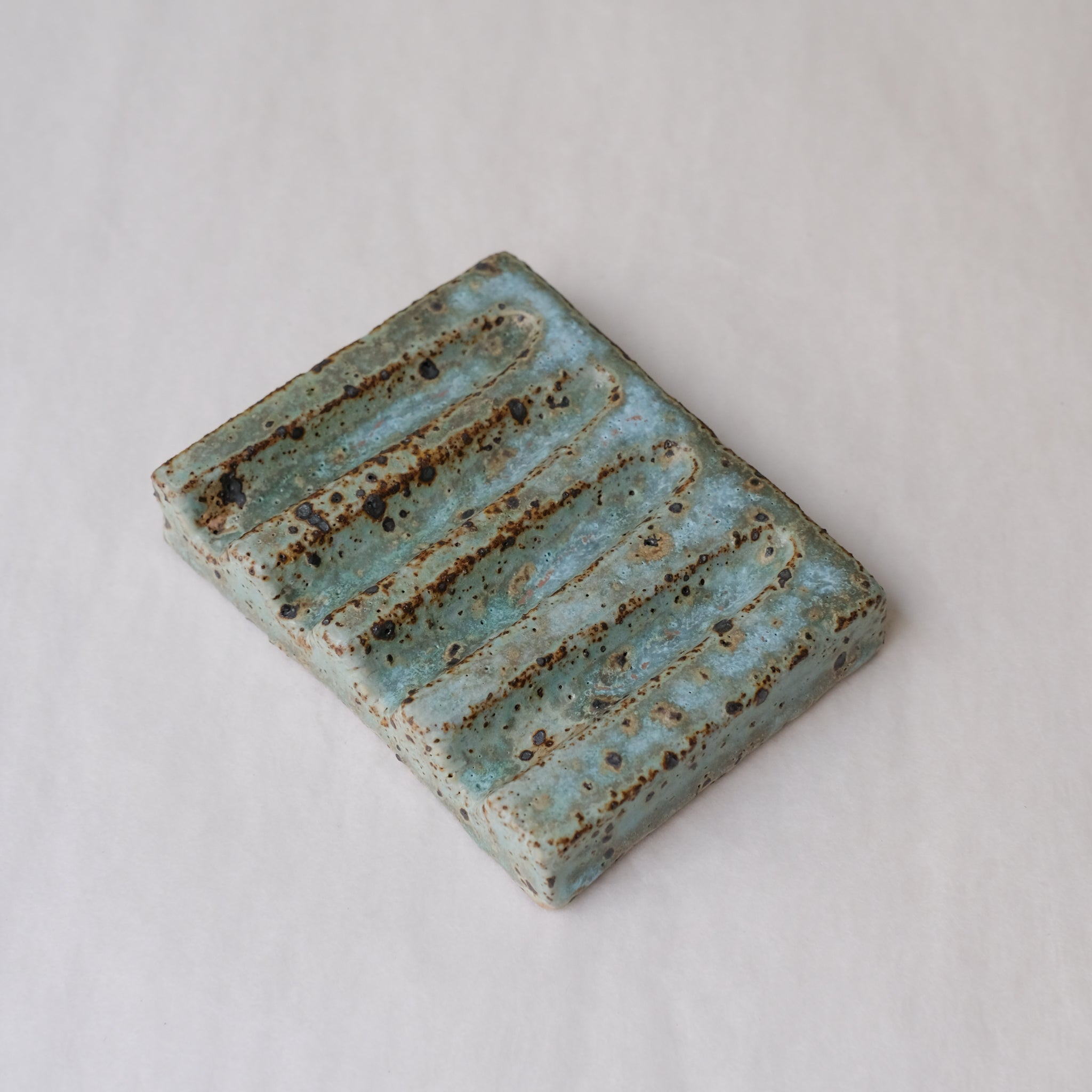 Porte savon 03 L 9,5cm - bleu et vert de Julia Gilles chez Brutal Ceramics