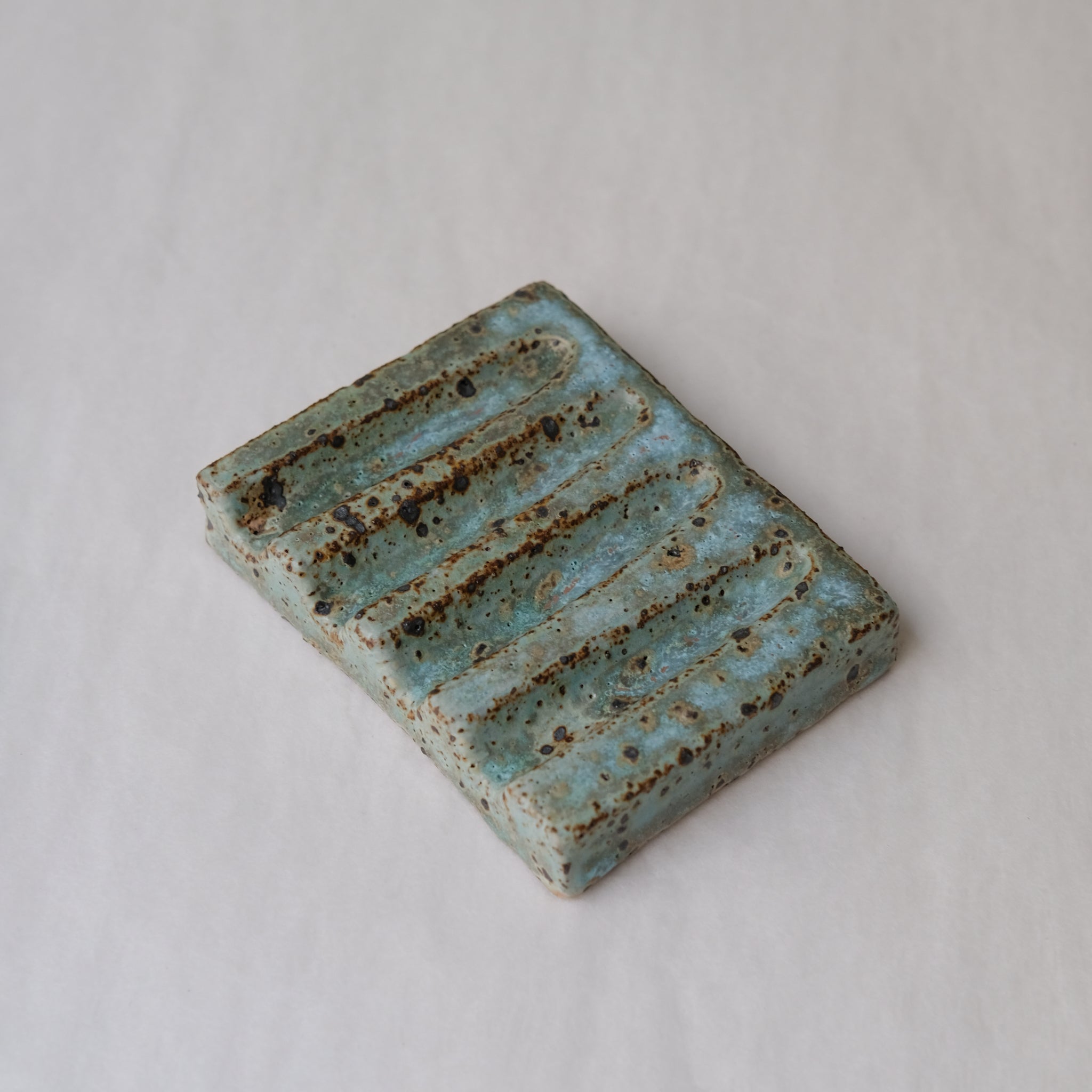 Porte savon 03 L 9,5cm - bleu et vert de Julia Gilles chez Brutal Ceramics