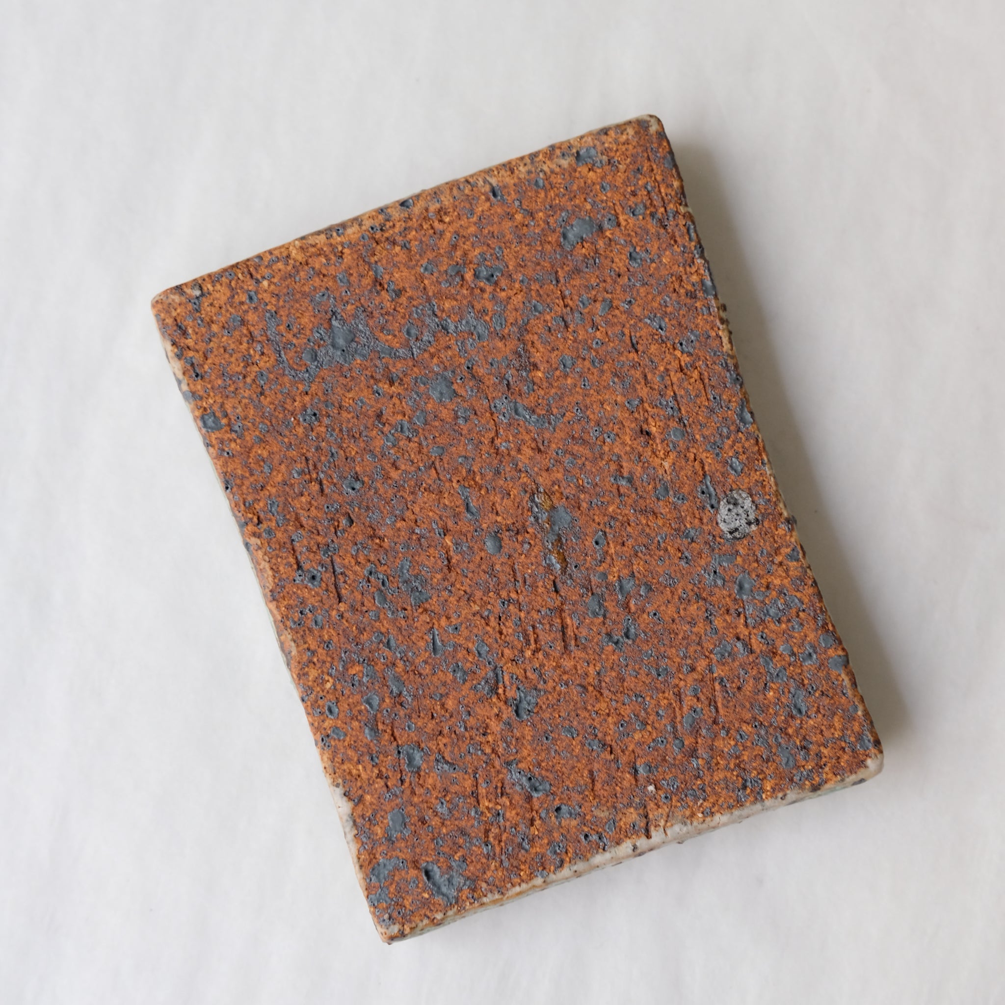 Porte savon 03 L 9,5cm - bleu et vert de Julia Gilles chez Brutal Ceramics